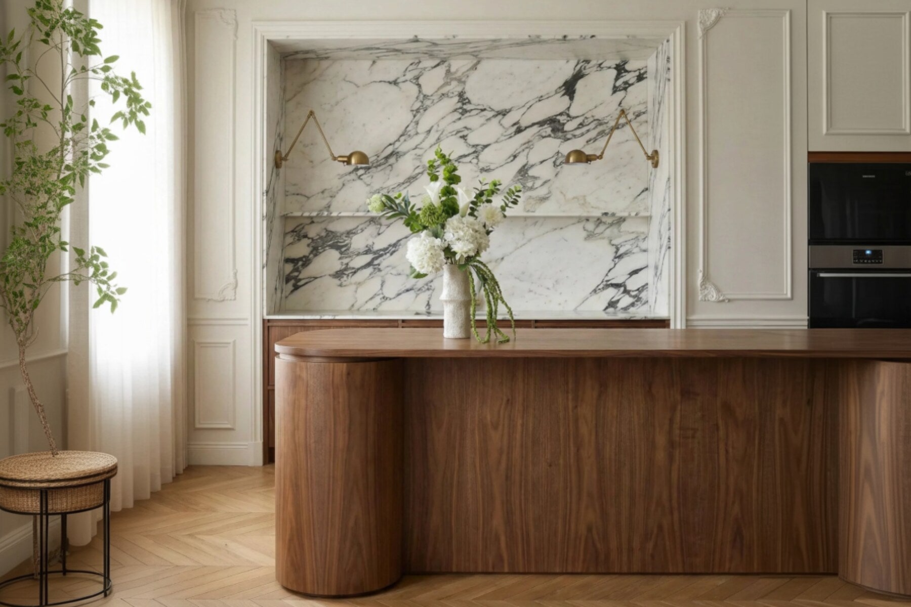 Kunstbloemen bij een marmeren wand en houten kast