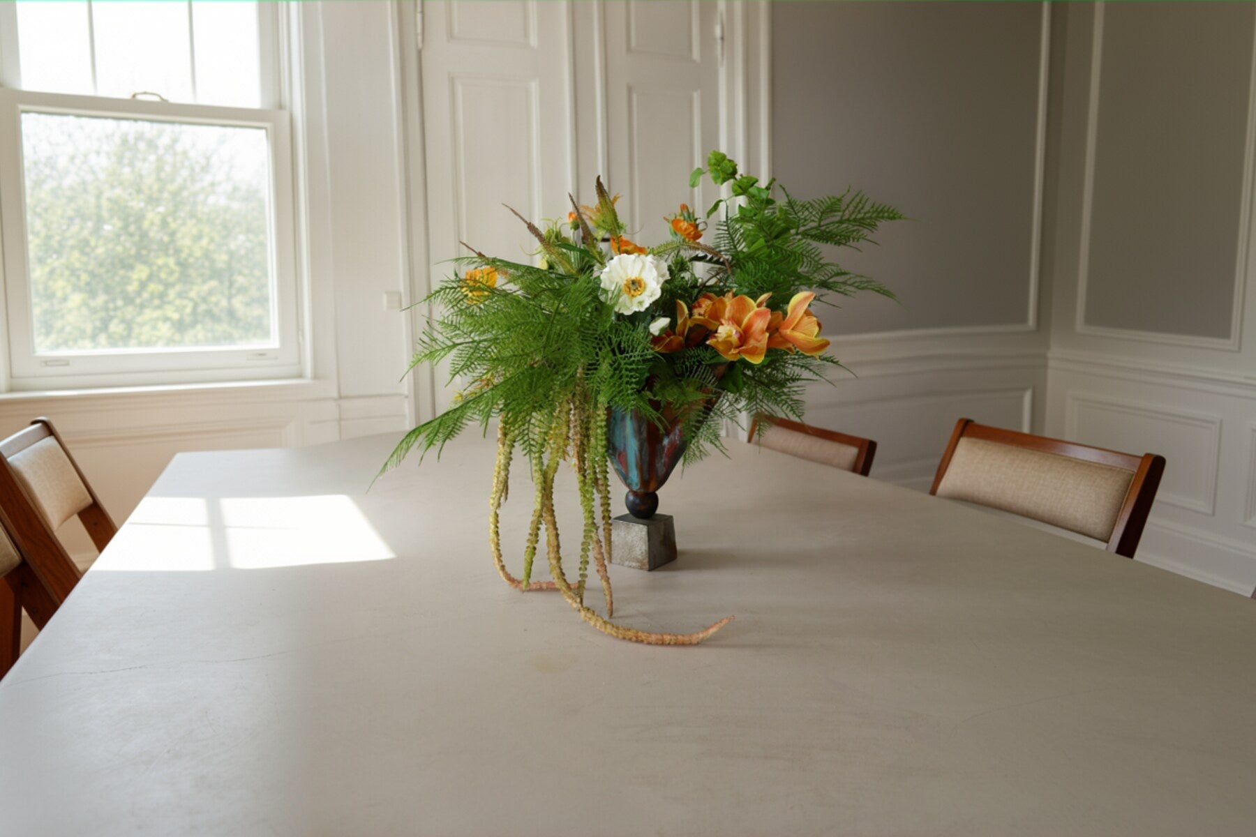 Kunstbloemen op een gedeelde tafel bij het raam