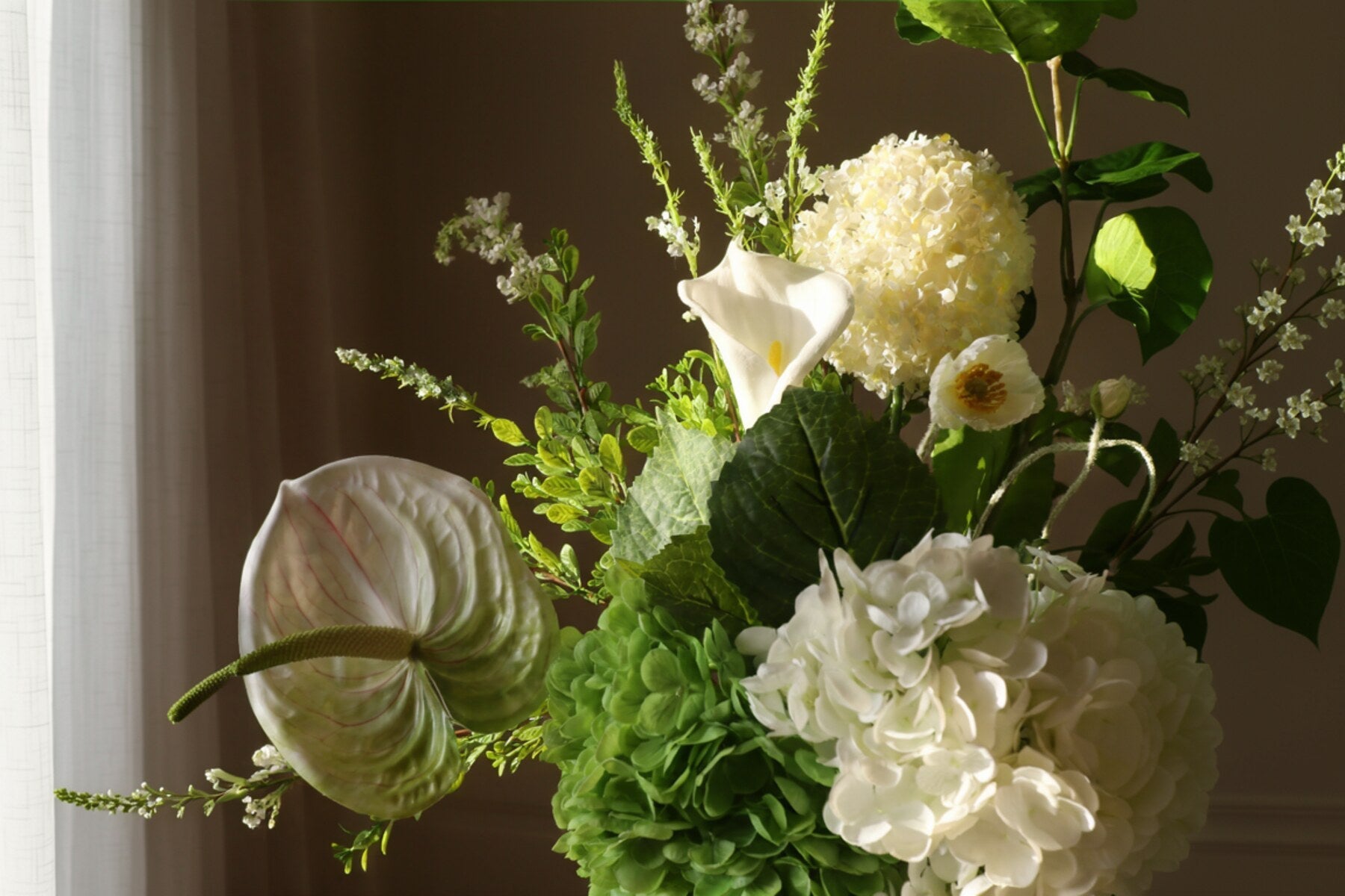 Close-up van een wit-groen Botane-kunstboeket