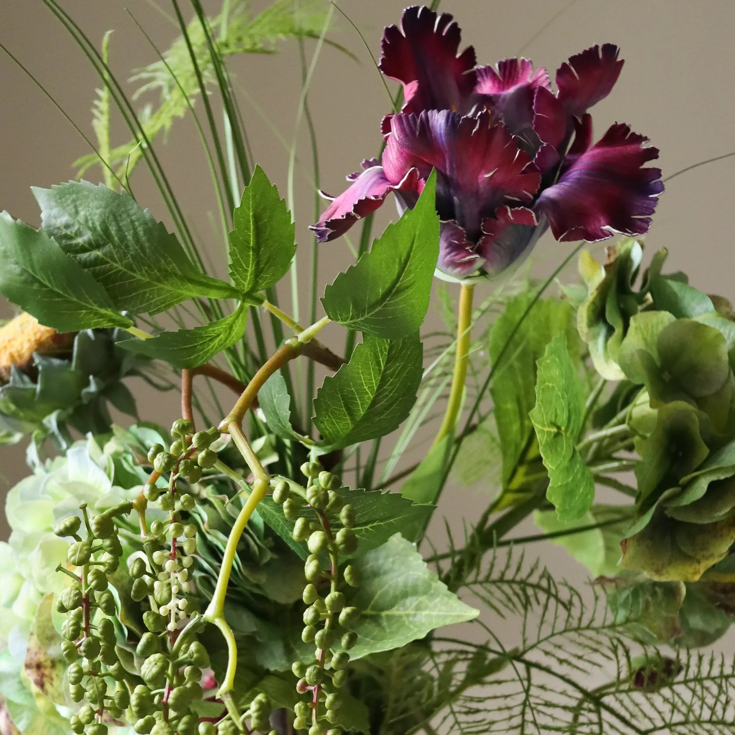 Wild Elegy met vaas — kunstbloemen bundel van Botane, detailfoto 2