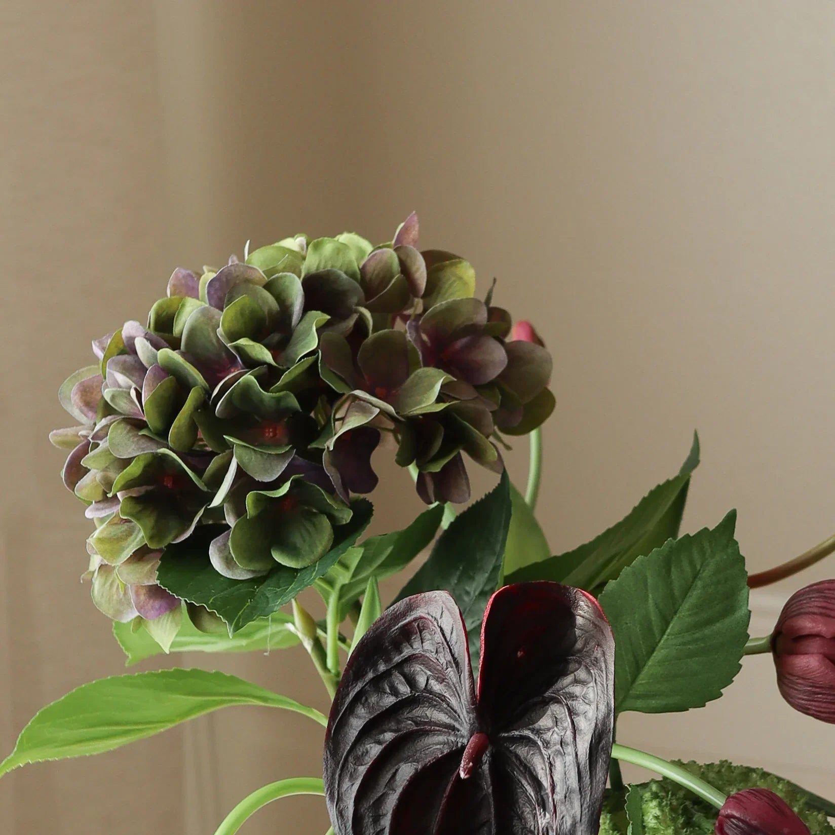 Velvet Shadow — kunstbloemen boeket van Botane, detailfoto 2