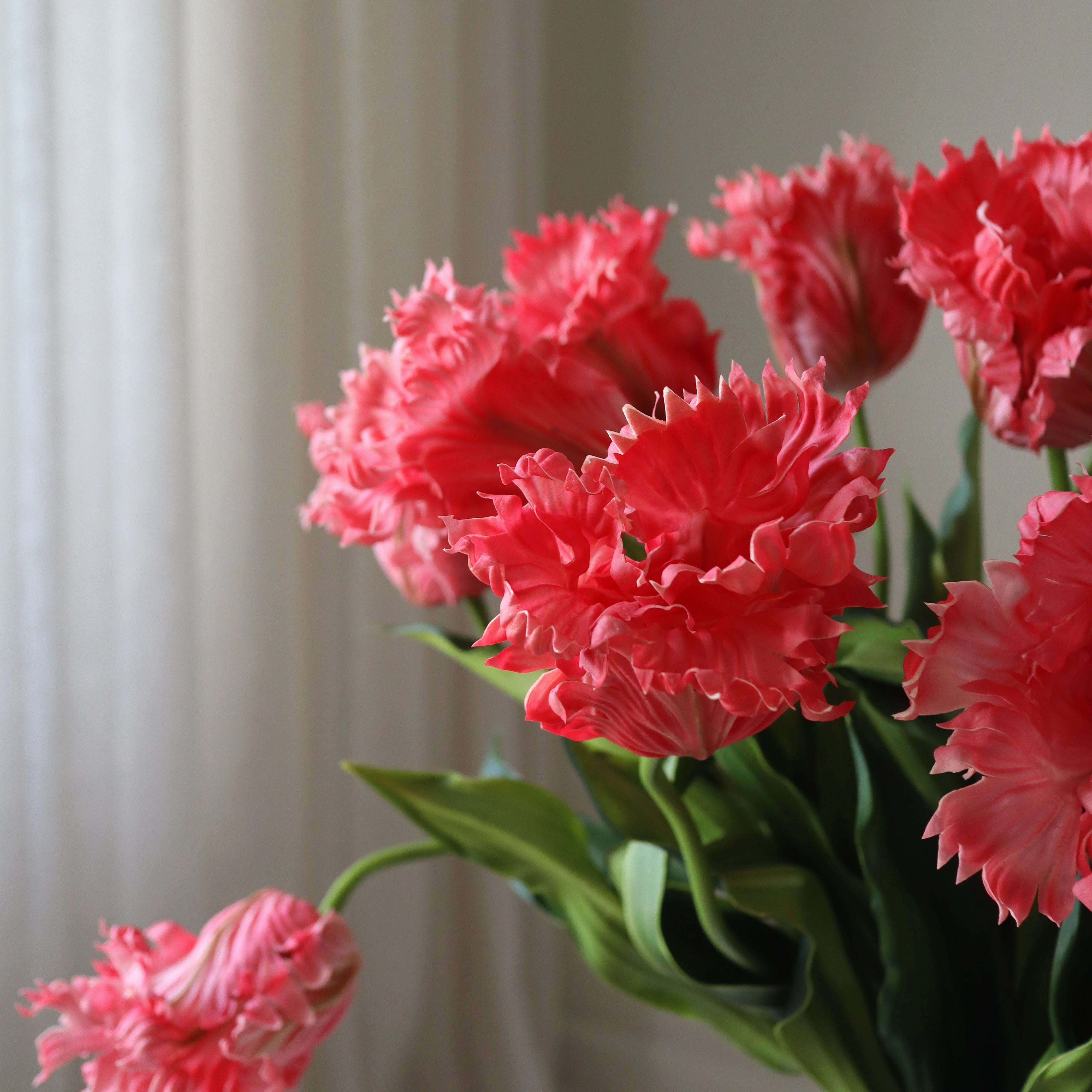 Red Parrot Tulips Bouquet met vaas — kunstbloemen bundel van Botane, detailfoto 3