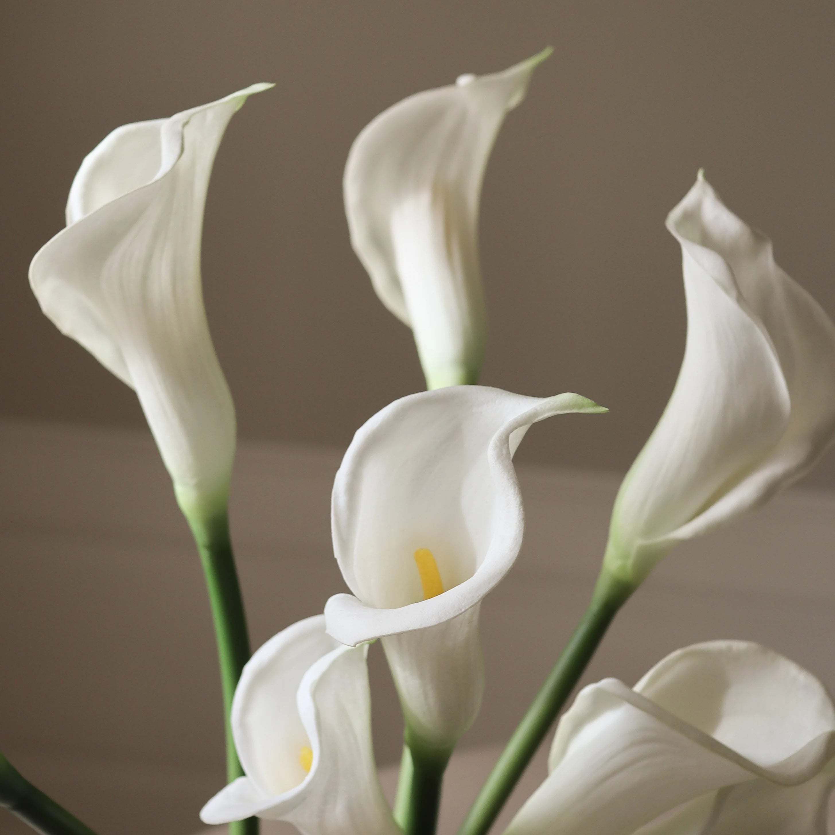 White Calla Lily Bouquet — kunstbloemen boeket van Botane, detailfoto 3