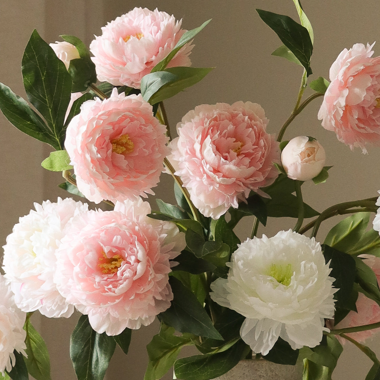 Peony Bouquet — kunstbloemen boeket van Botane, detailfoto 2