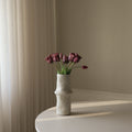 Purple Triumph Tulip Bouquet met vaas — kunstbloemen bundel van Botane