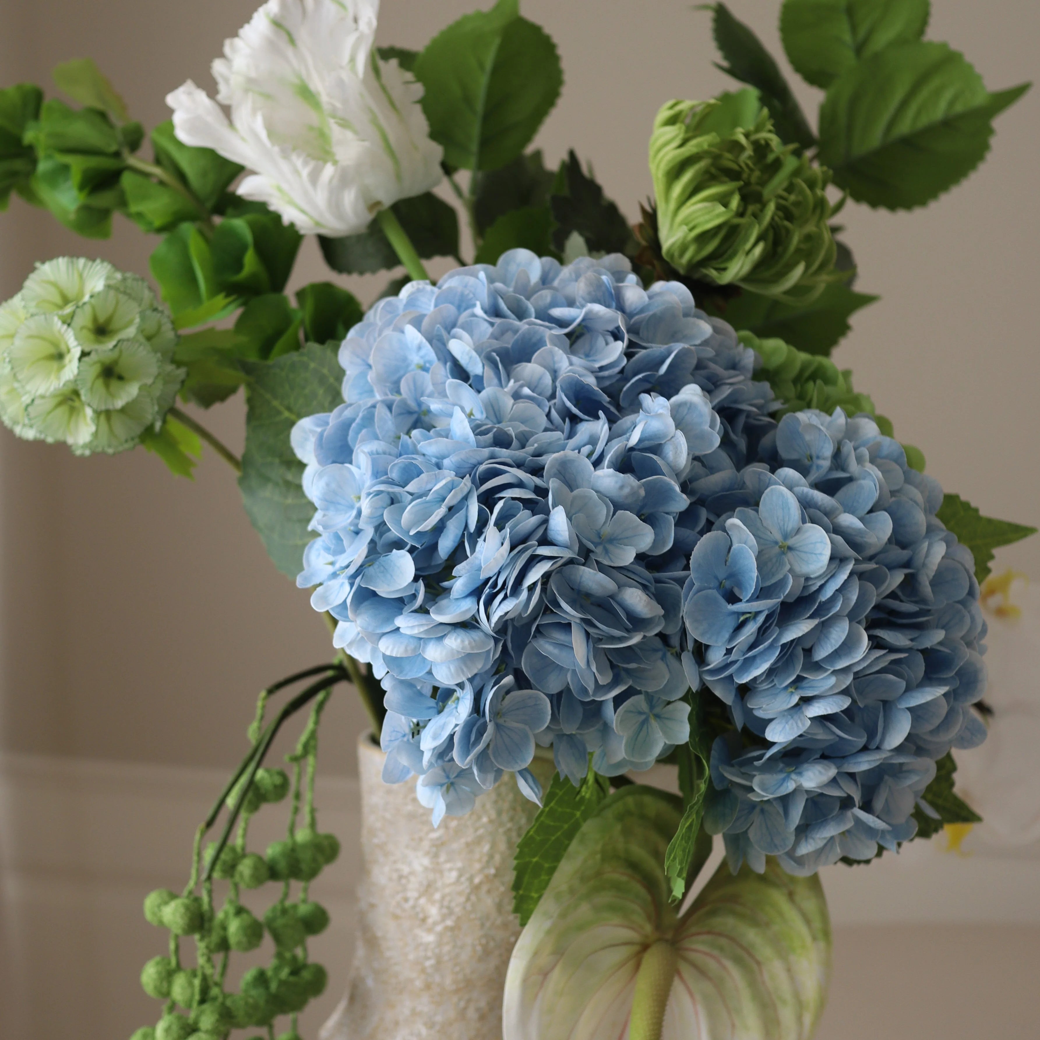 After Rain — kunstbloemen boeket van Botane, detailfoto 2