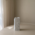 Medium Carrara White Marble Edge Vase - Premium design vaas van Botane