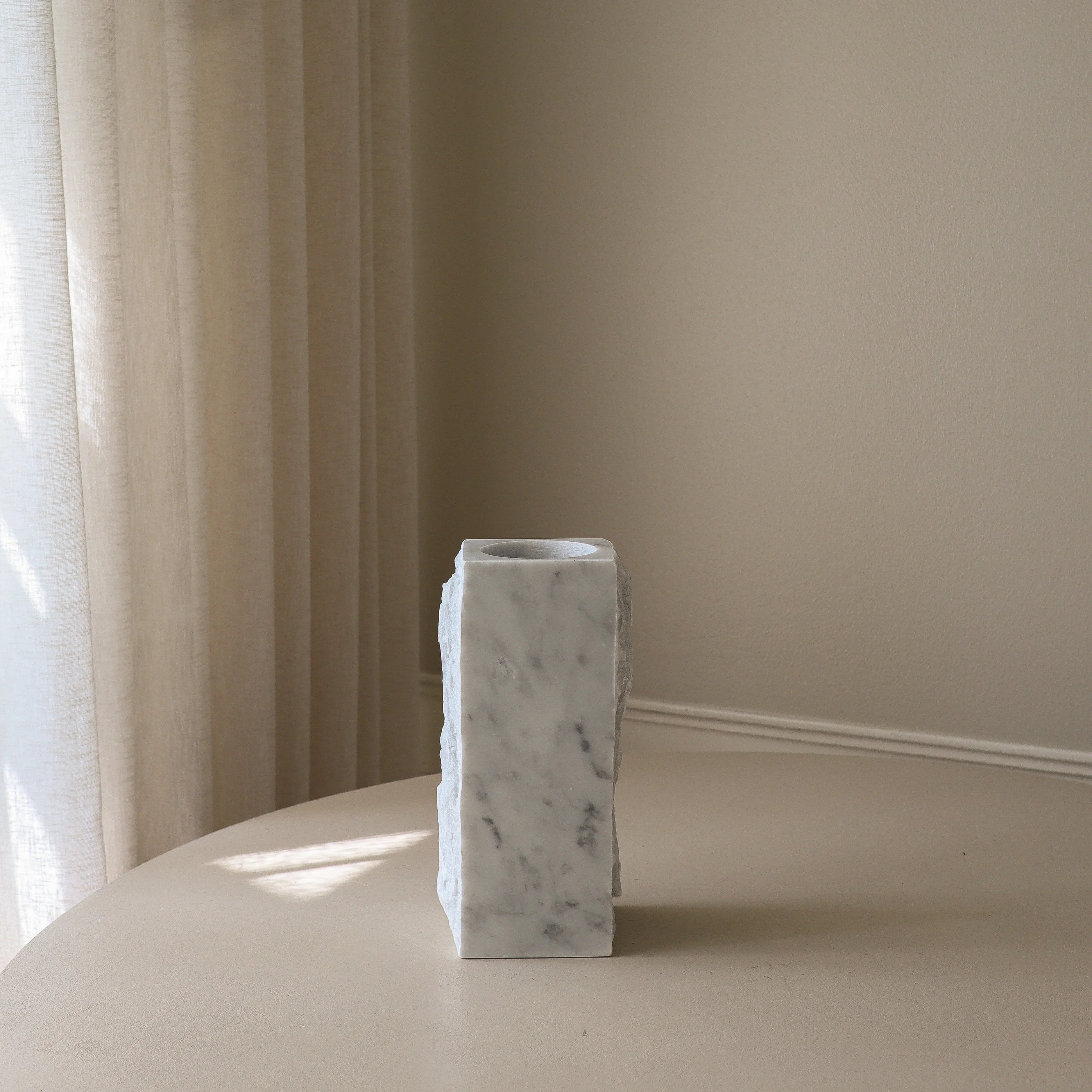 Medium Carrara White Marble Edge Vase - Premium design vaas van Botane