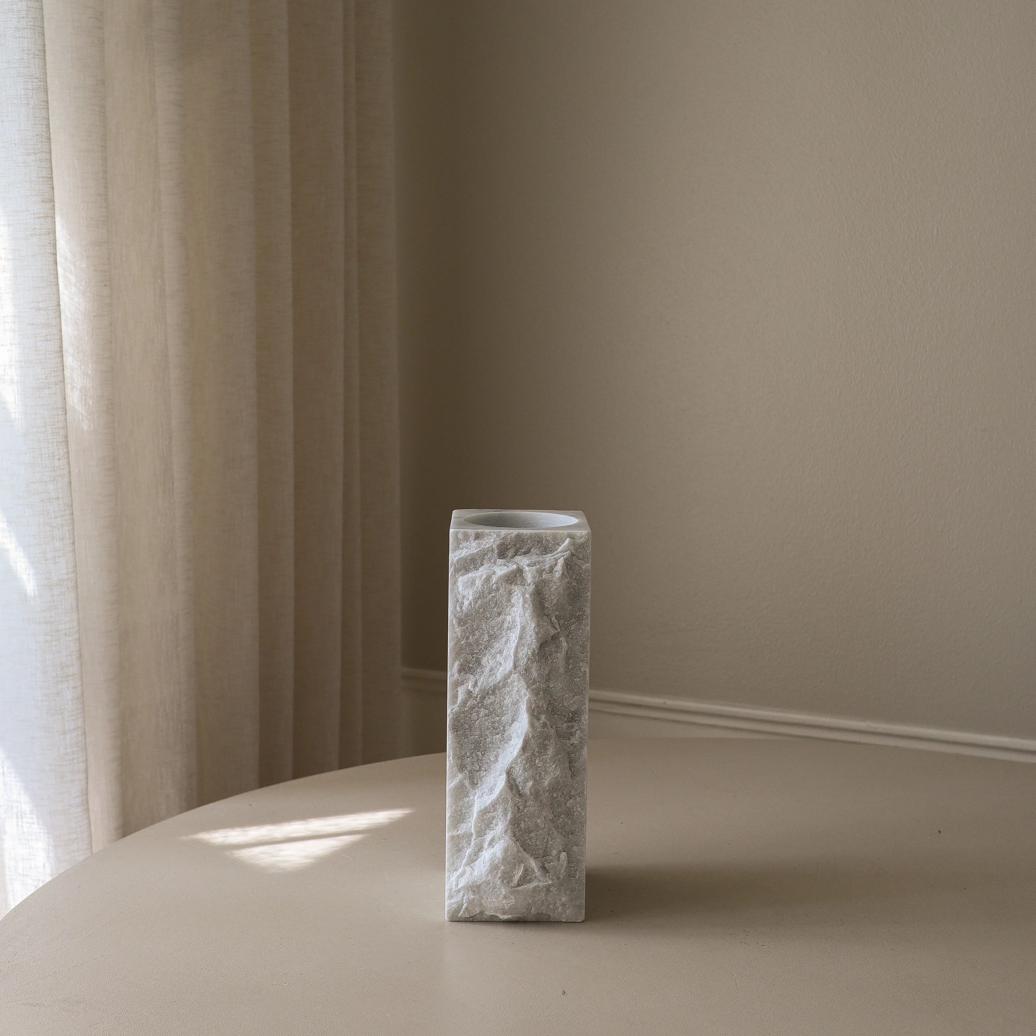 Medium Carrara White Marble Edge Vase - design vaas in interieur setting