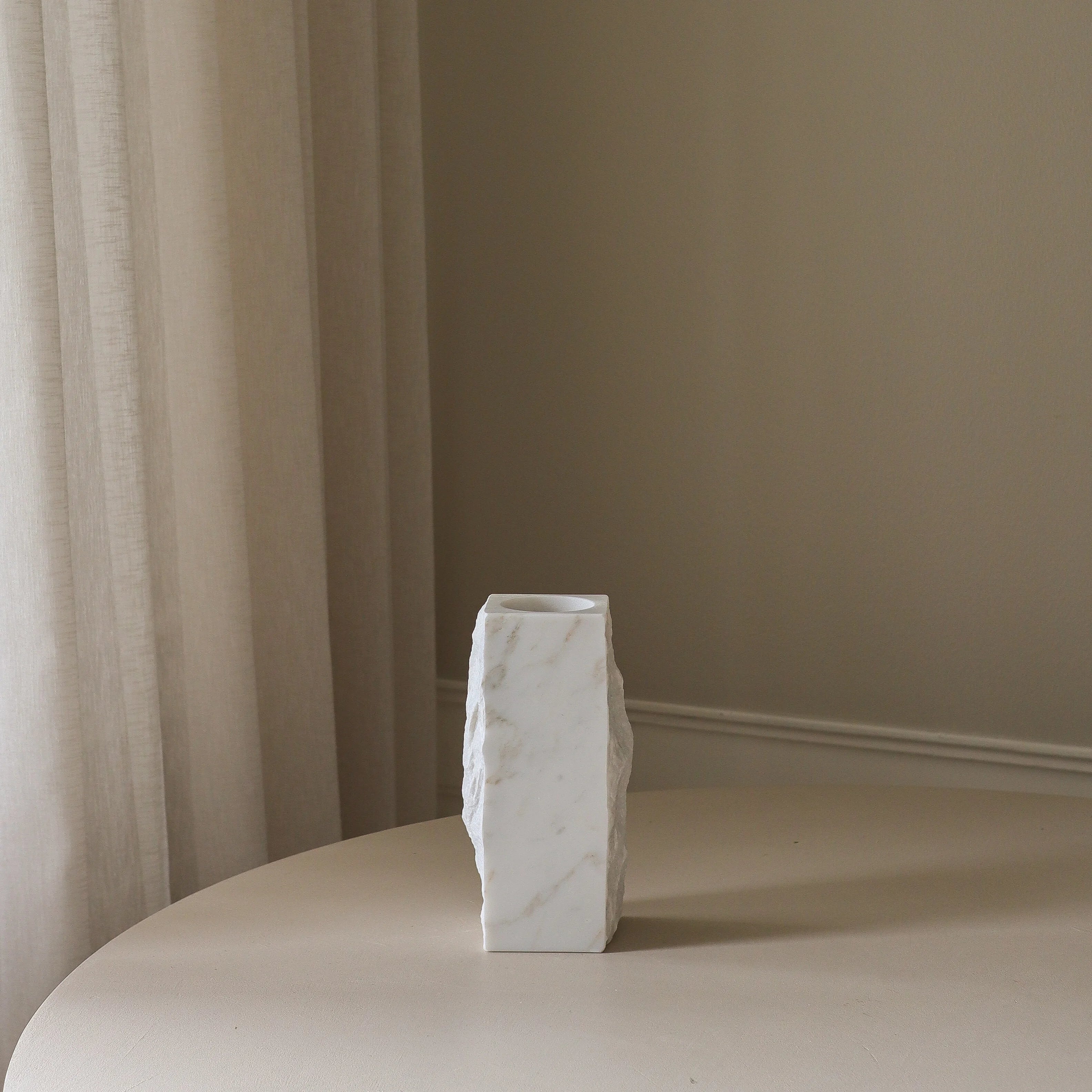 Small Carrara White Marble
Edge Vase - Premium design vaas van Botane