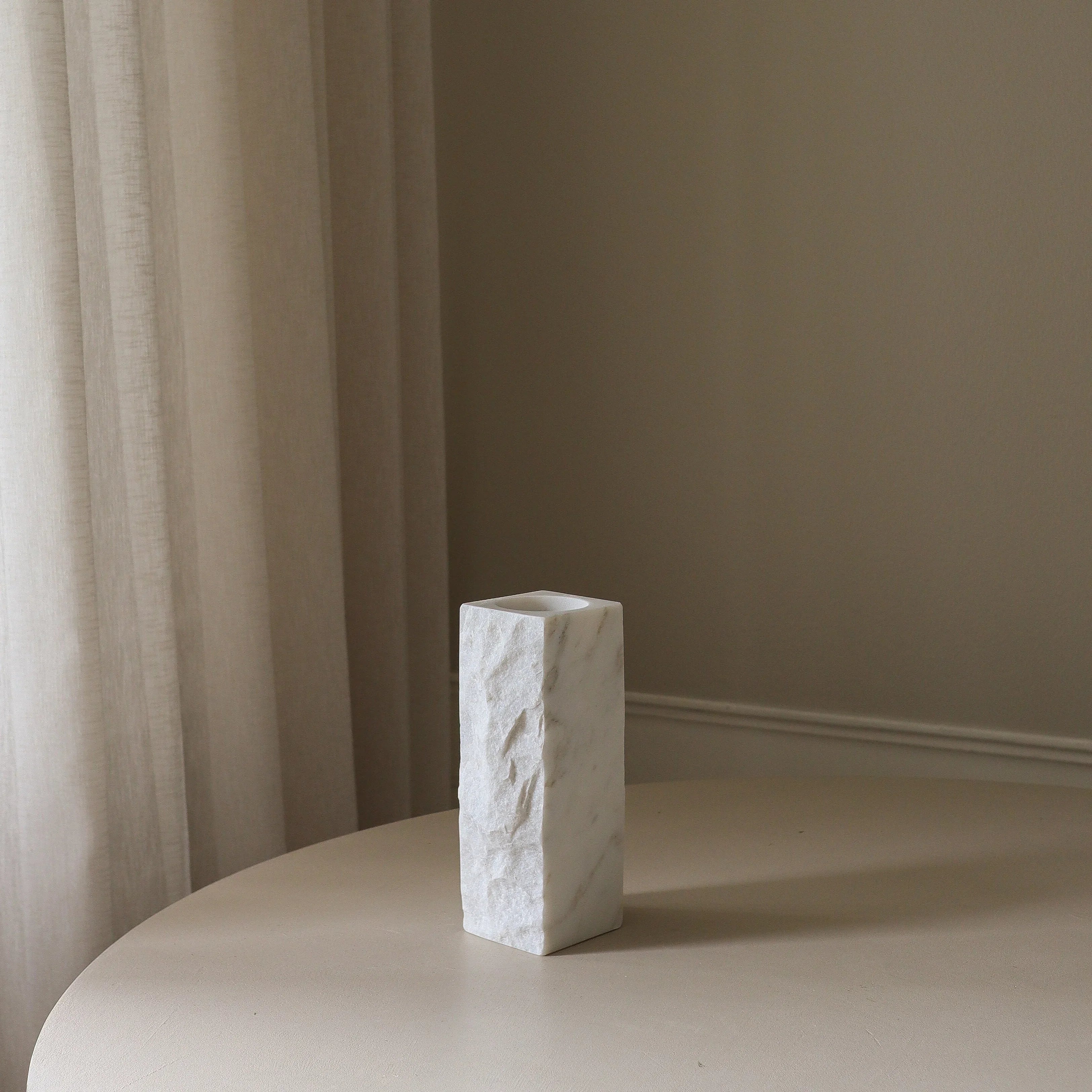Small Carrara White Marble
Edge Vase - design vaas detailopname