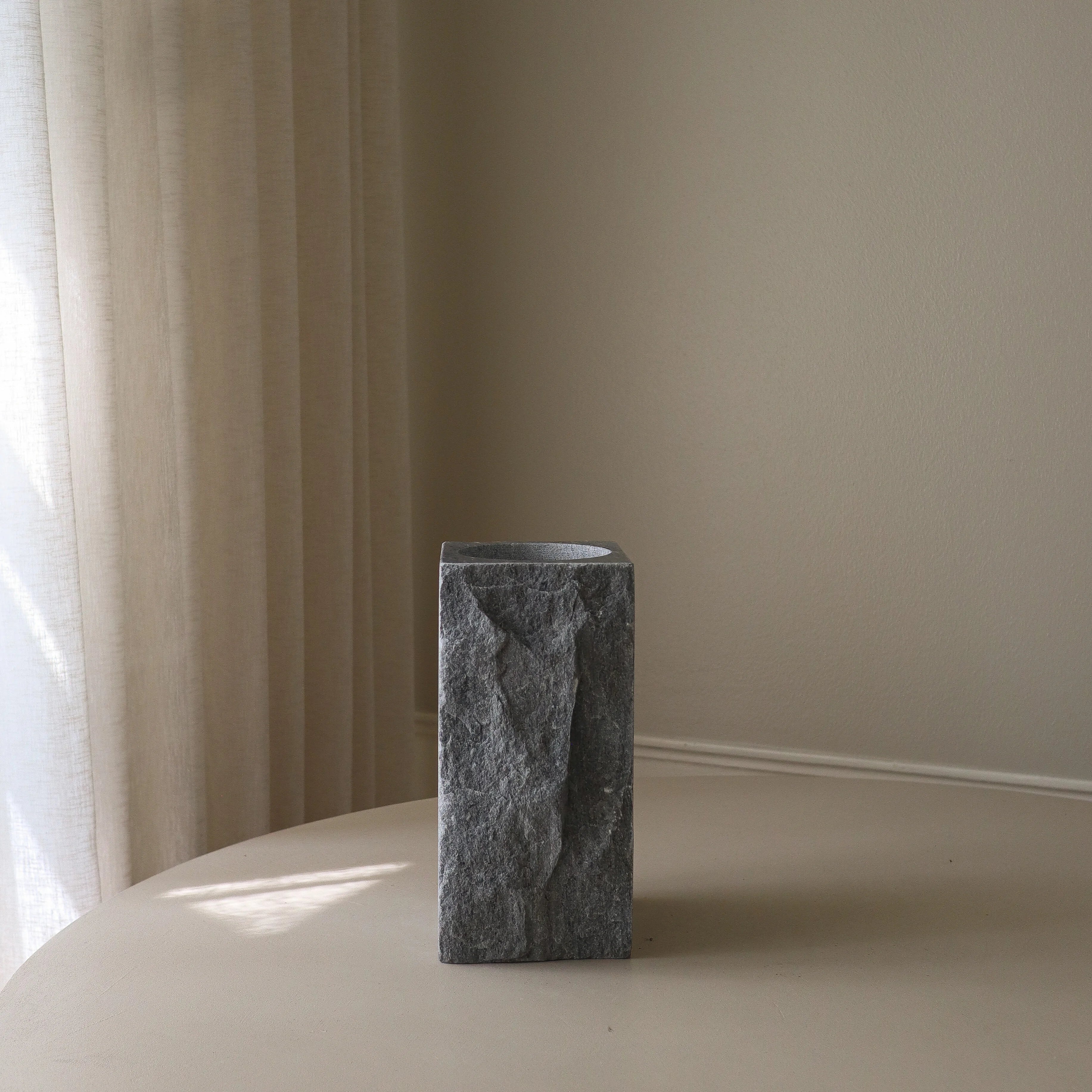 Large Cartier Grey Marble Edge Vase - design vaas in interieur setting