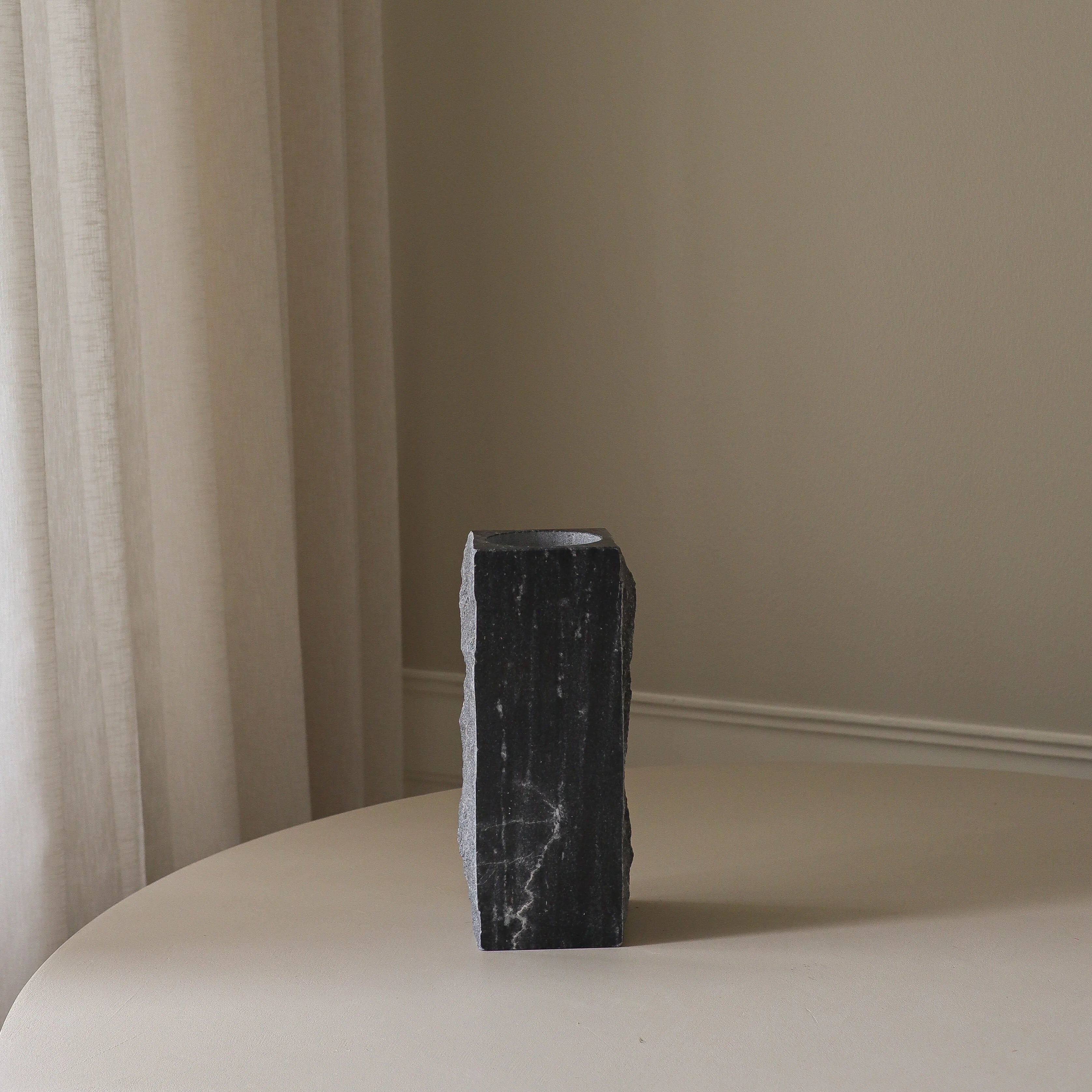 Medium Cartier Grey Marble Edge Vase - Premium design vaas van Botane