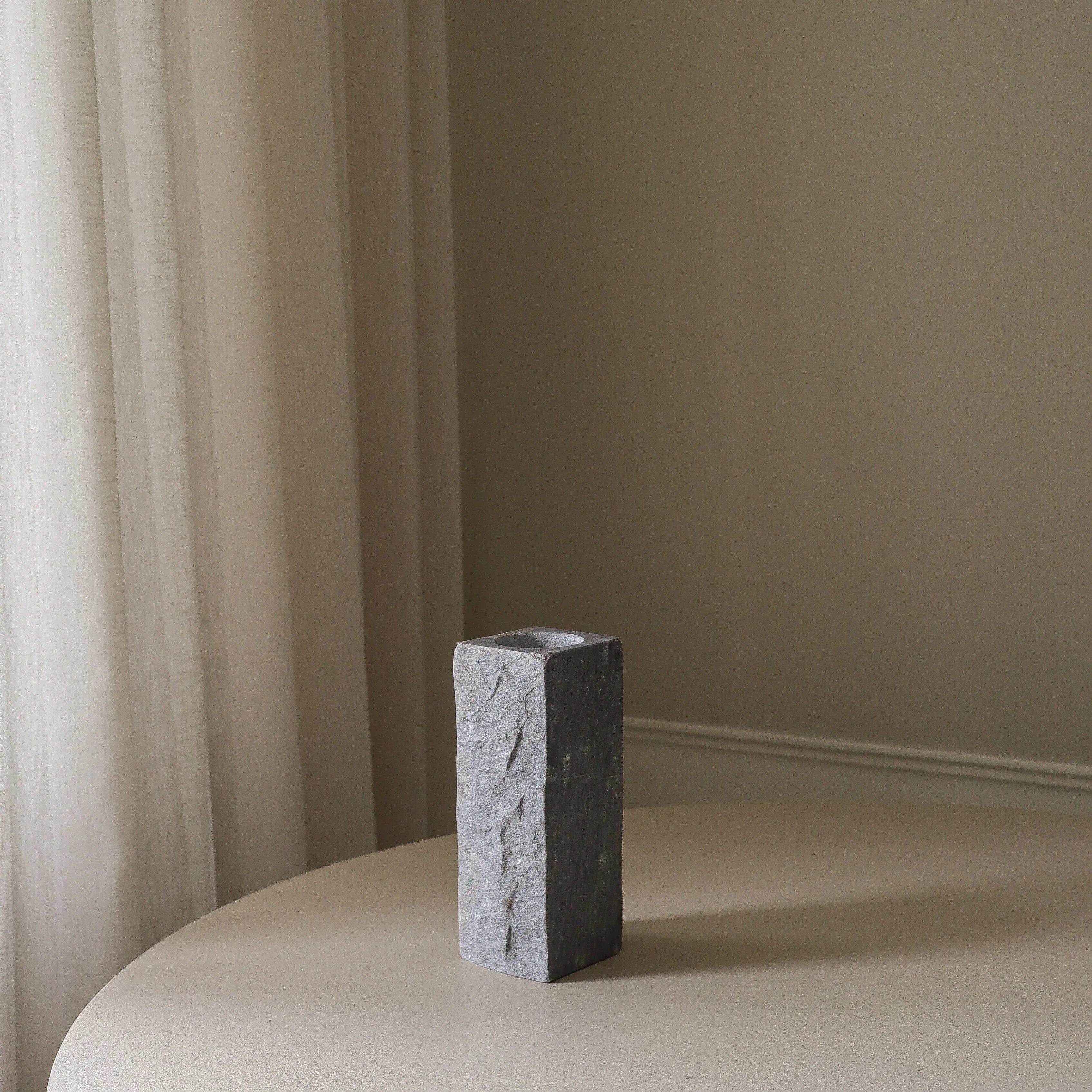 Small Cartier Grey Edge Vase - design vaas detailopname