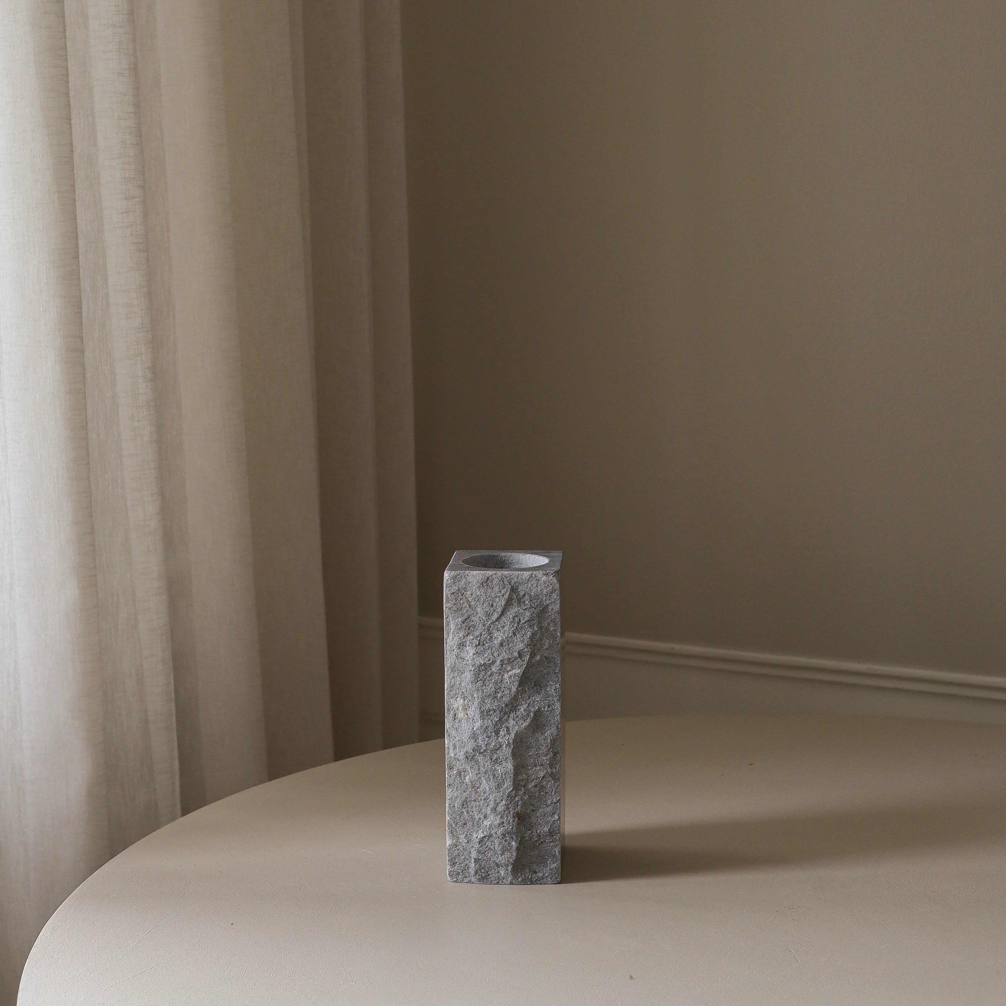 Small Cartier Grey Edge Vase - design vaas in interieur setting