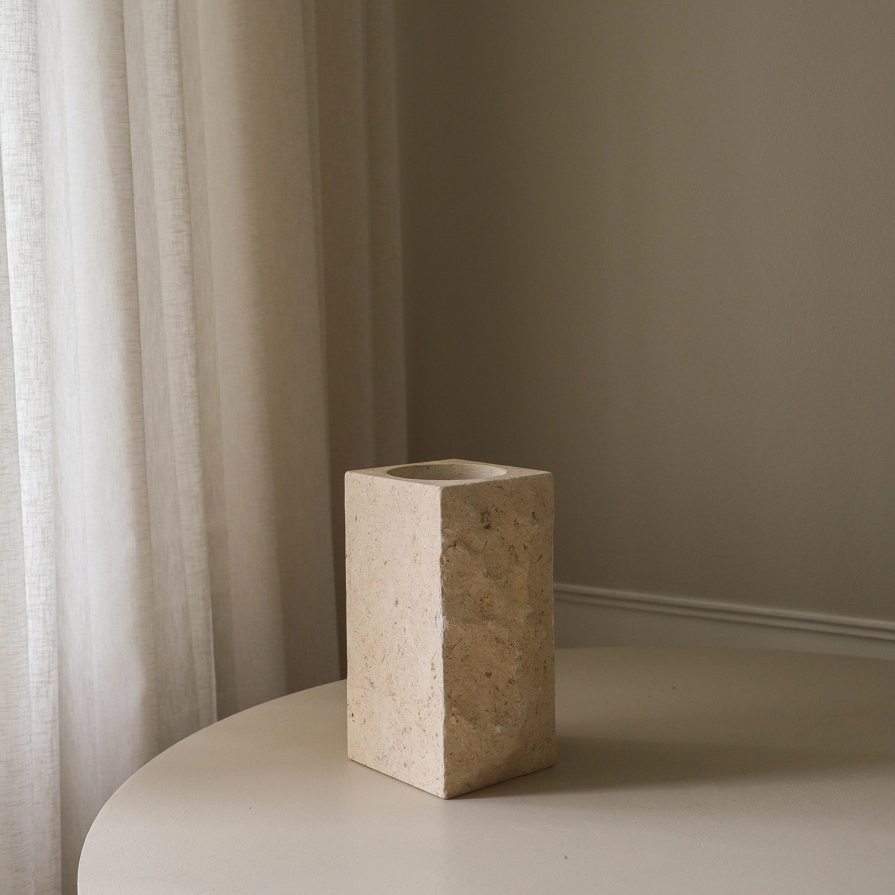 Large Limestone Edge Vase - design vaas detailopname