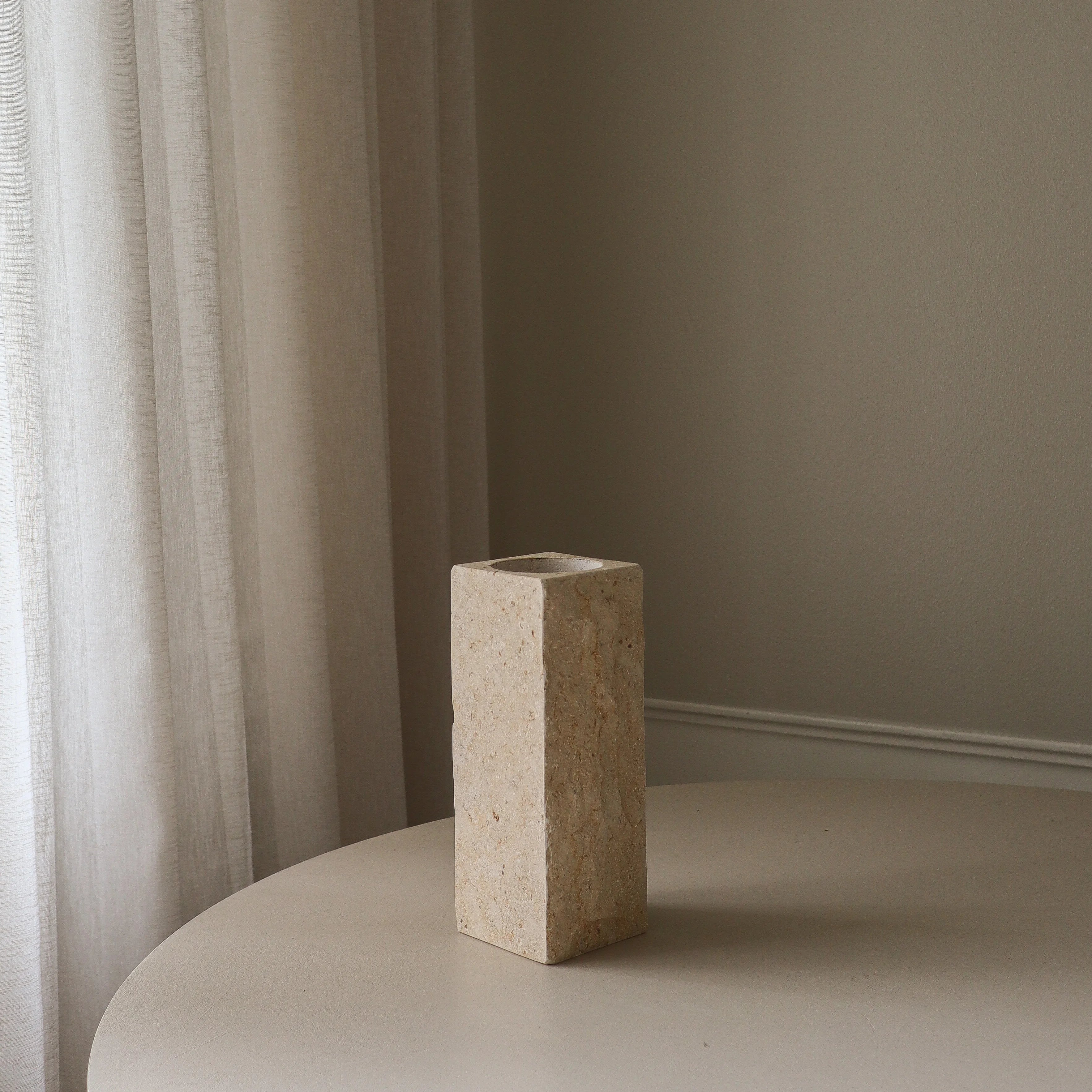 Medium Limestone Edge Vase - design vaas detailopname