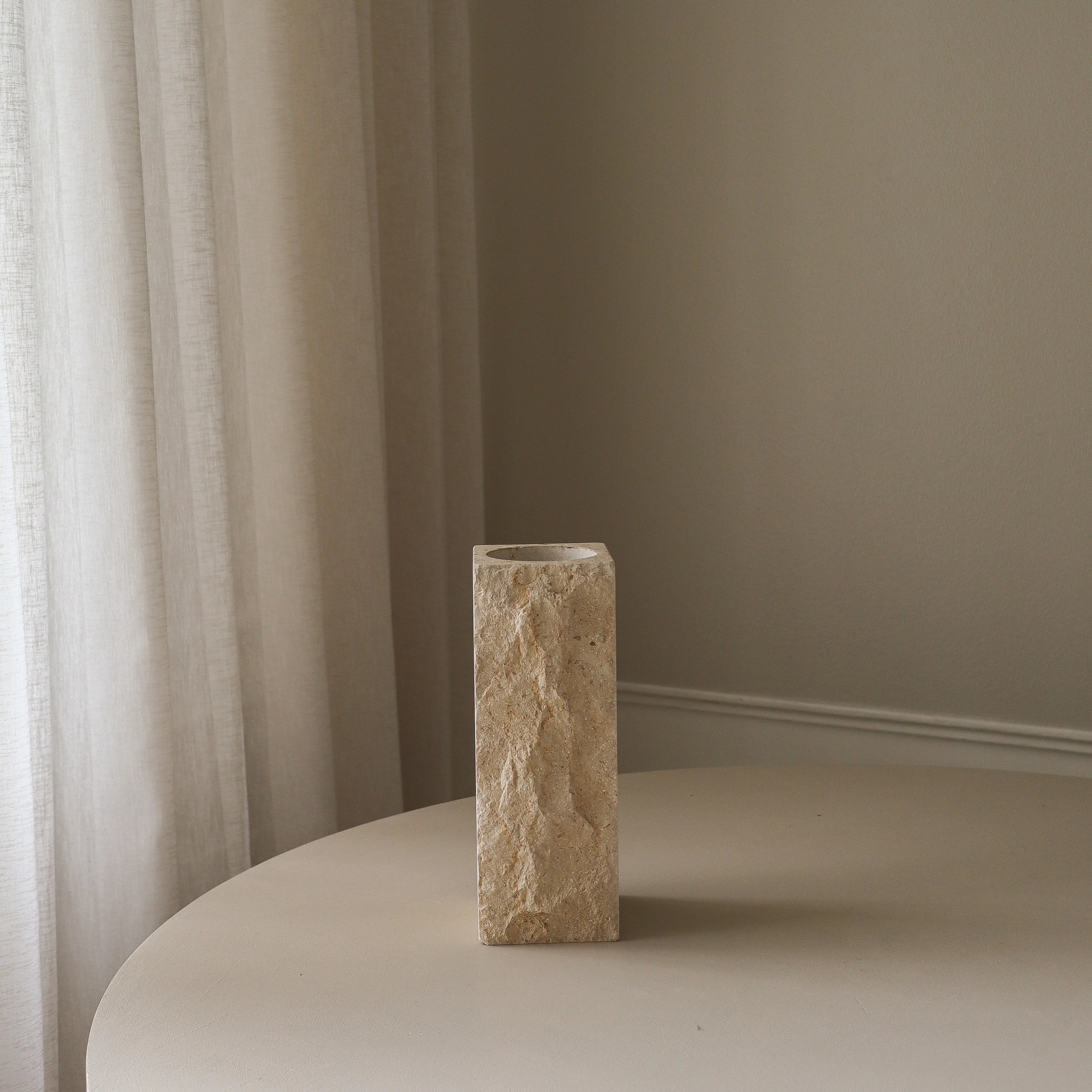 Medium Limestone Edge Vase - design vaas in interieur setting