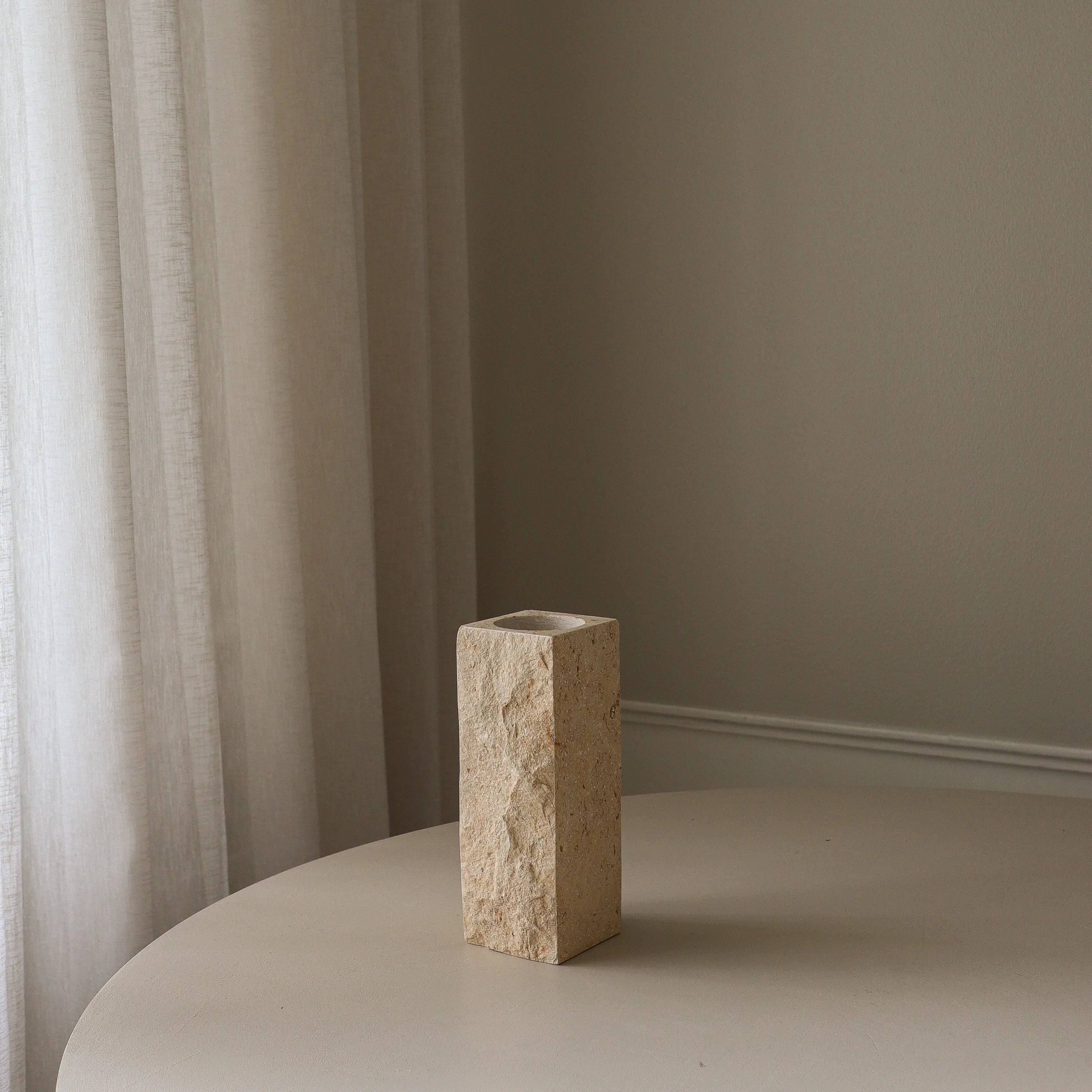 Small Limestone Edge Vase - design vaas detailopname