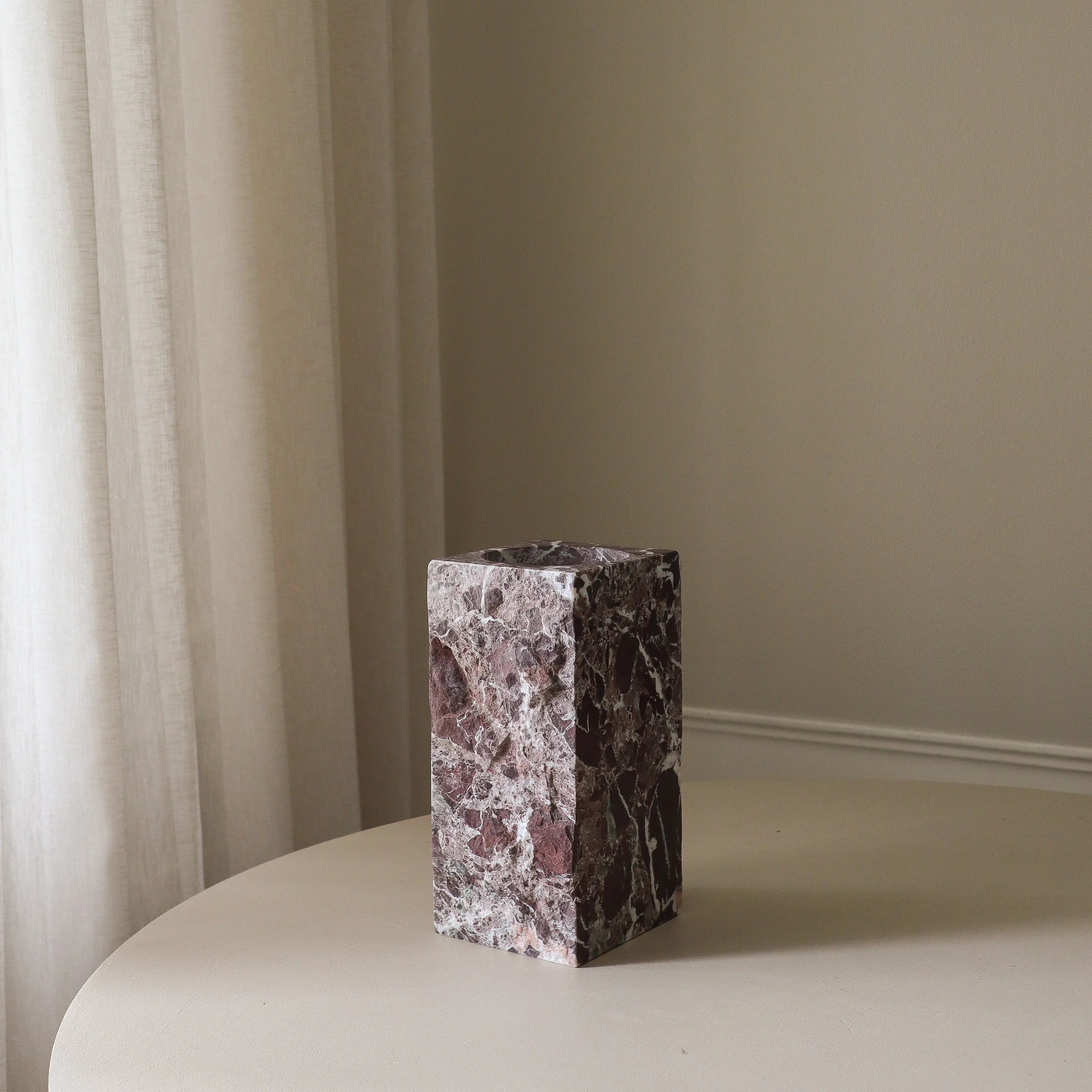 Large Rosso Levanto Marble Edge Vase - design vaas detailopname