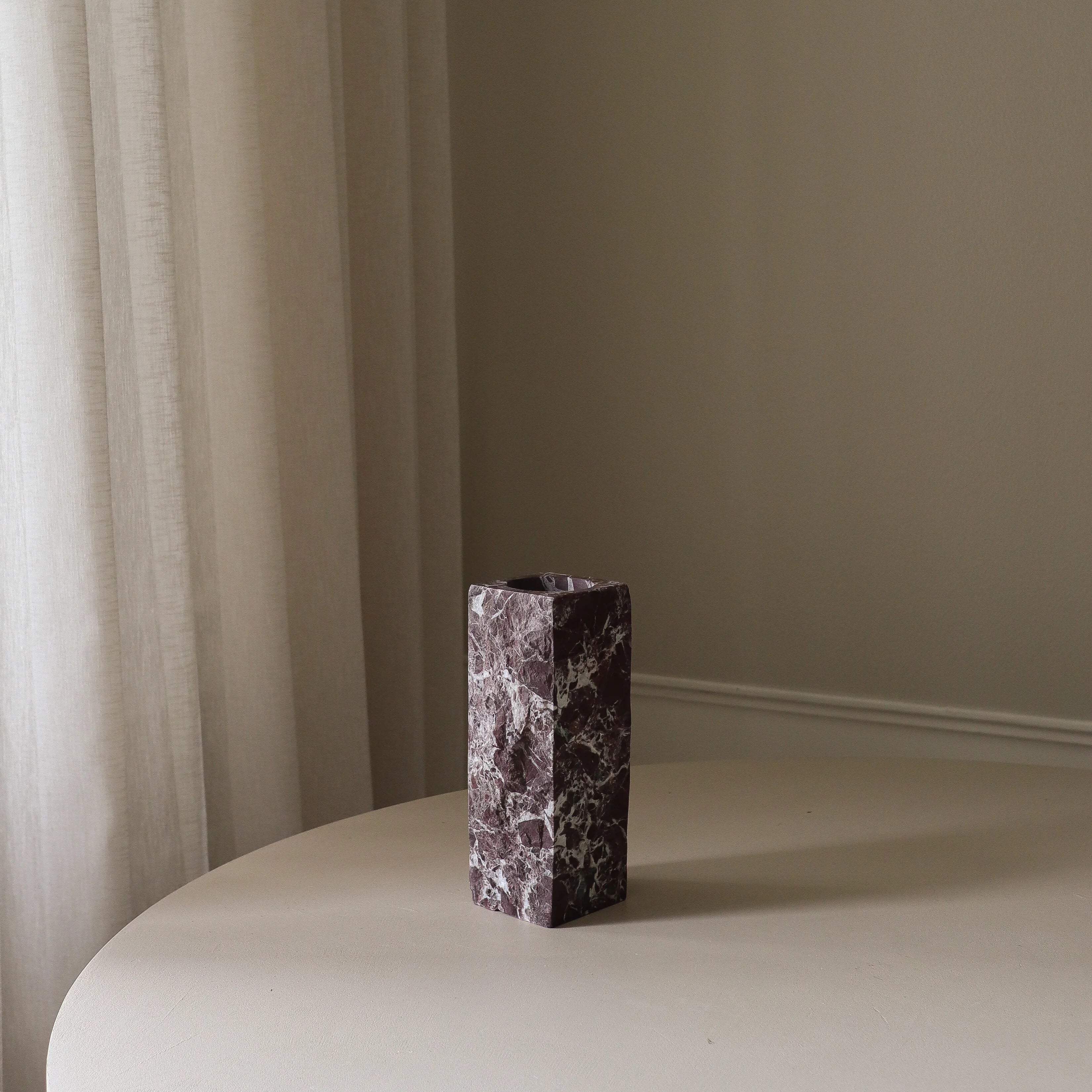 Small Rosso Levanto Marble Edge Vase - design vaas detailopname