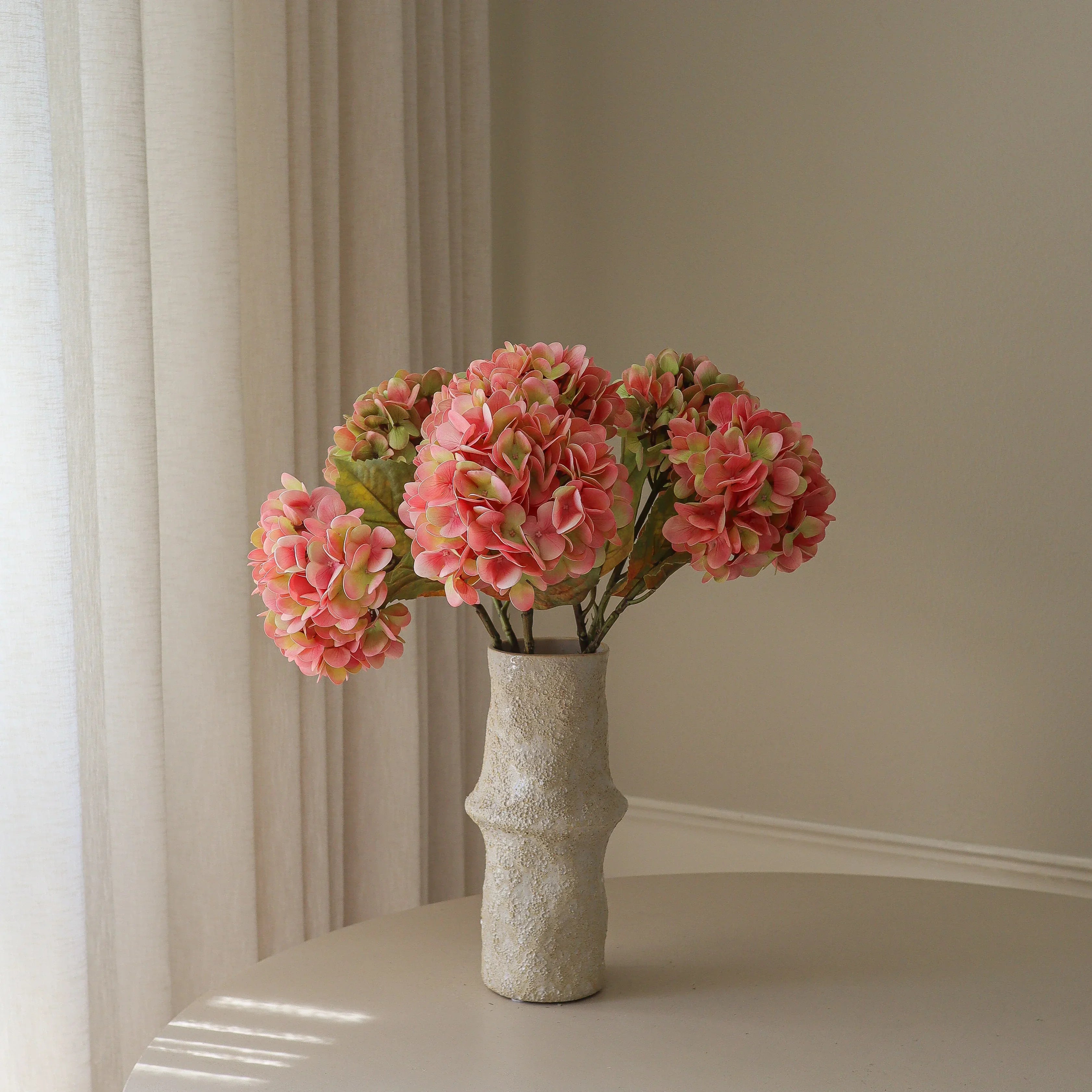 Soft Pink Hydrangea Bouquet Met Large Earth
