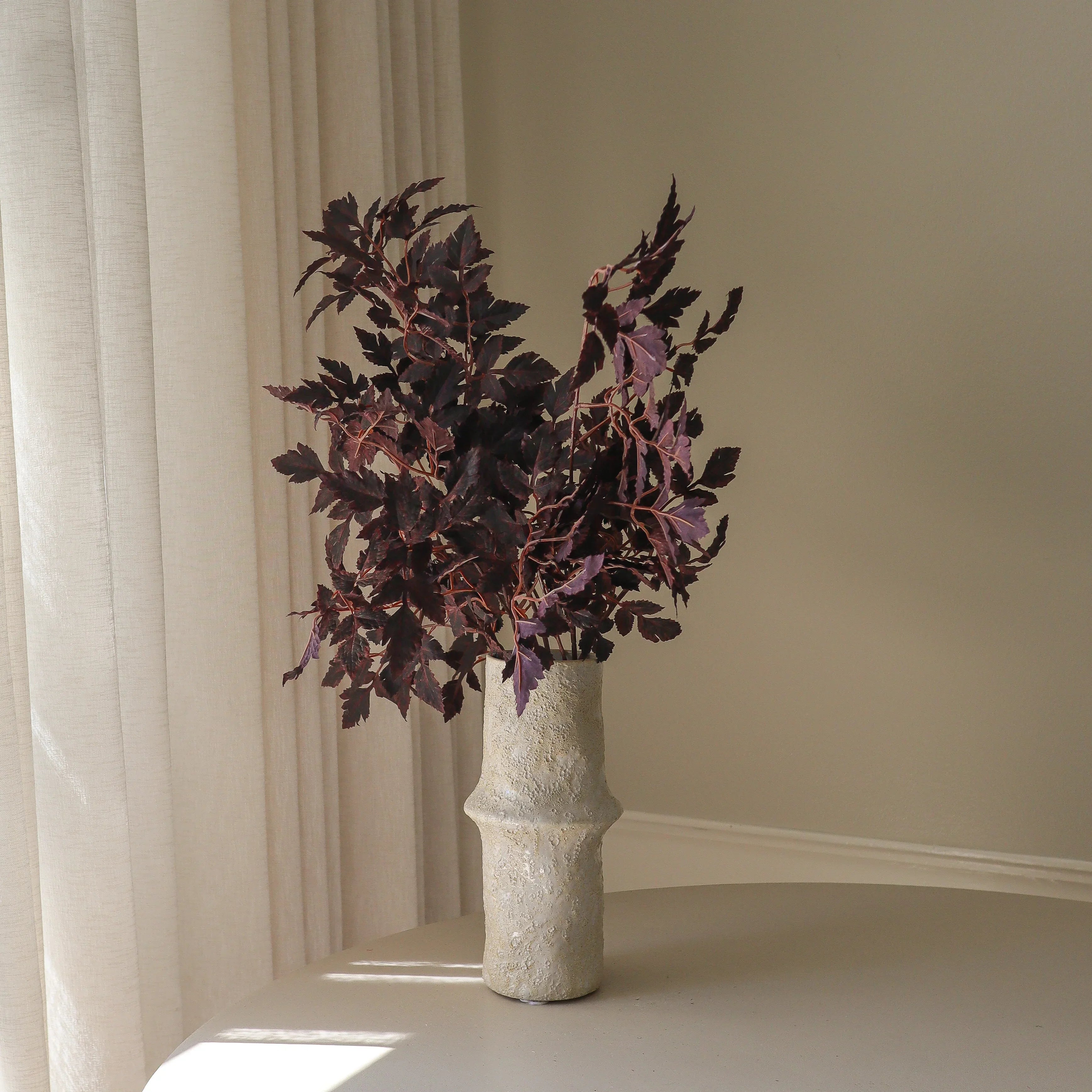 Burgundy Plum Leaves Bouquet Met Large Earth