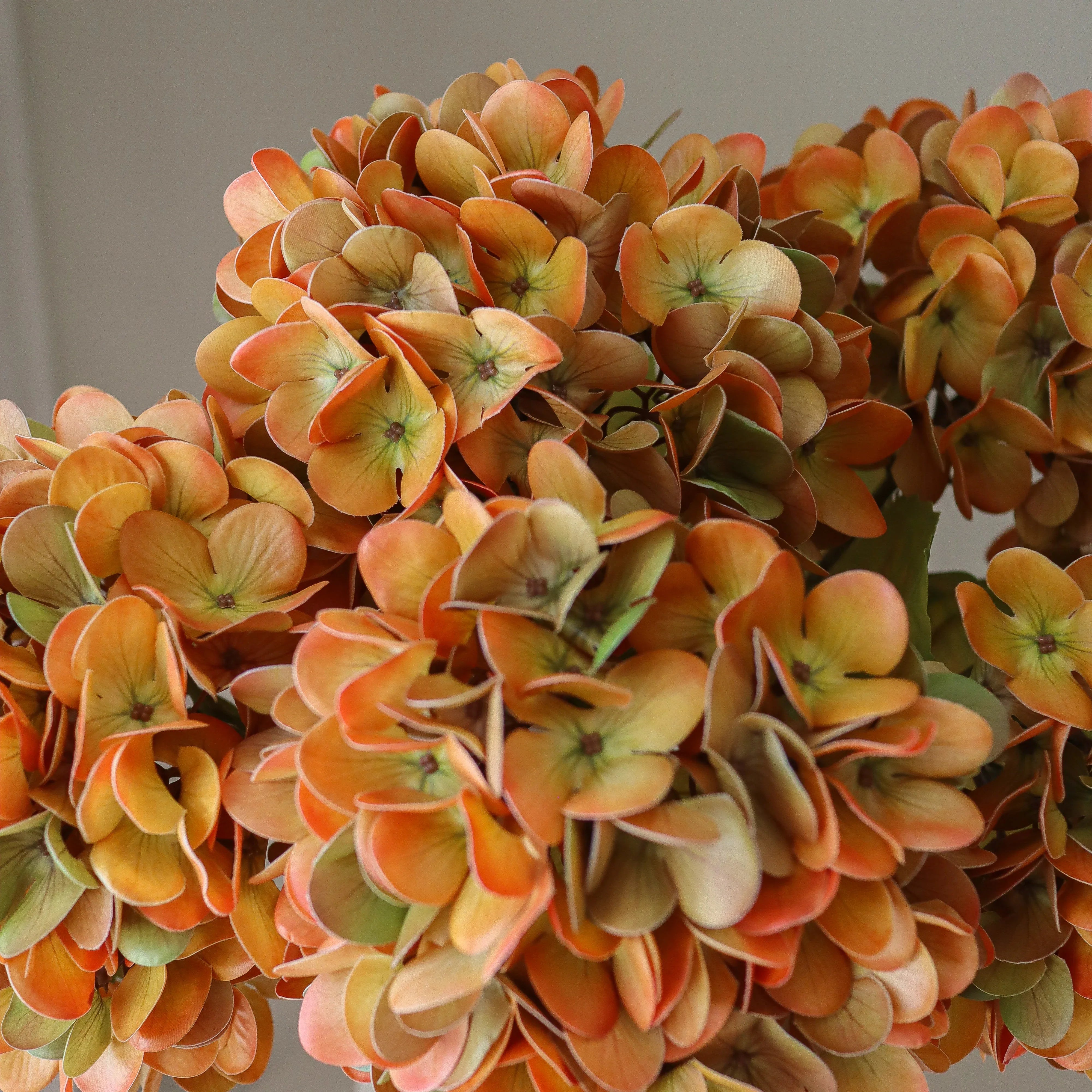 Muted Orange Hydrangea Bouquet - kunstbloemen boeket in interieur setting