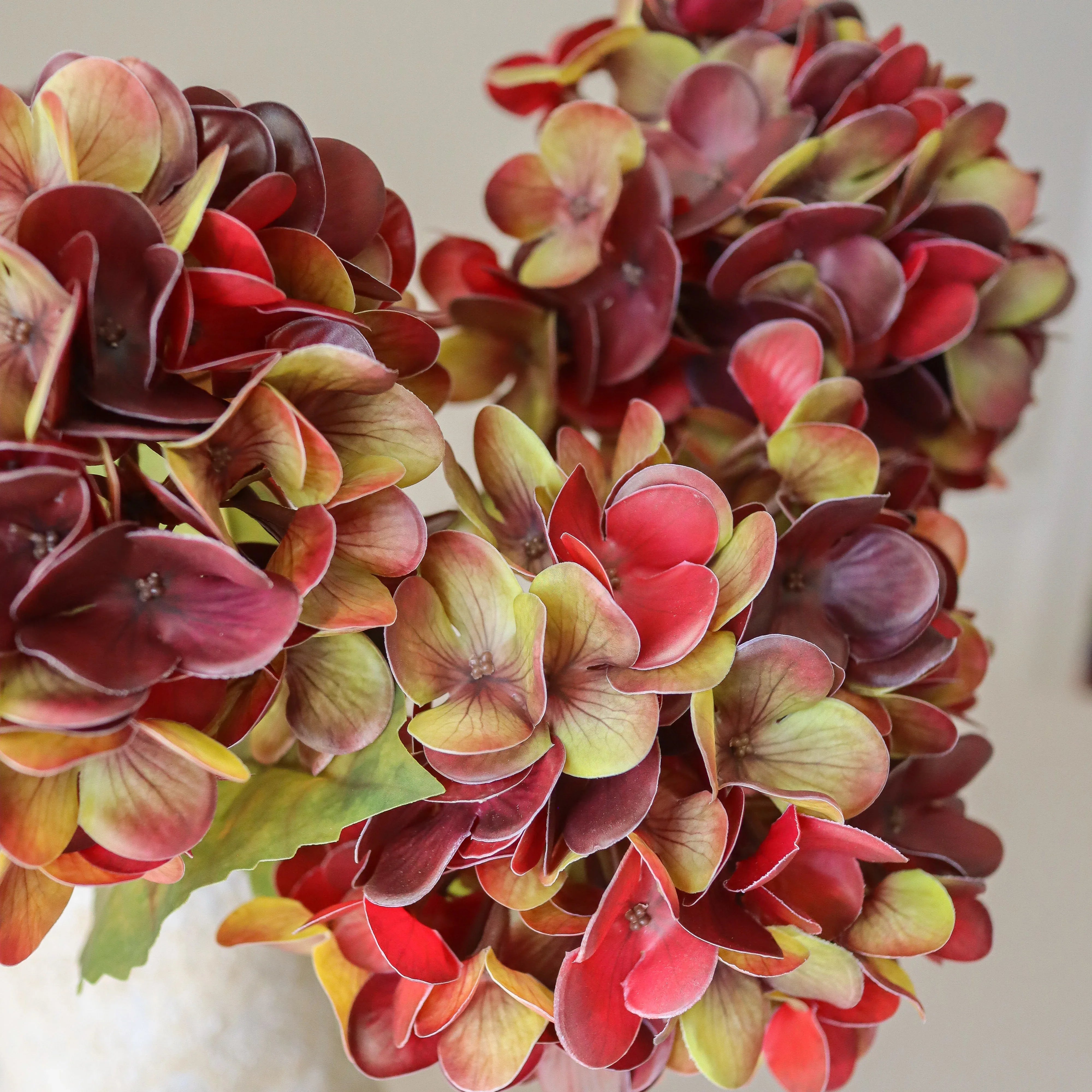 Deep Burgundy Hydrangea Bouquet - kunstbloemen boeket in interieur setting
