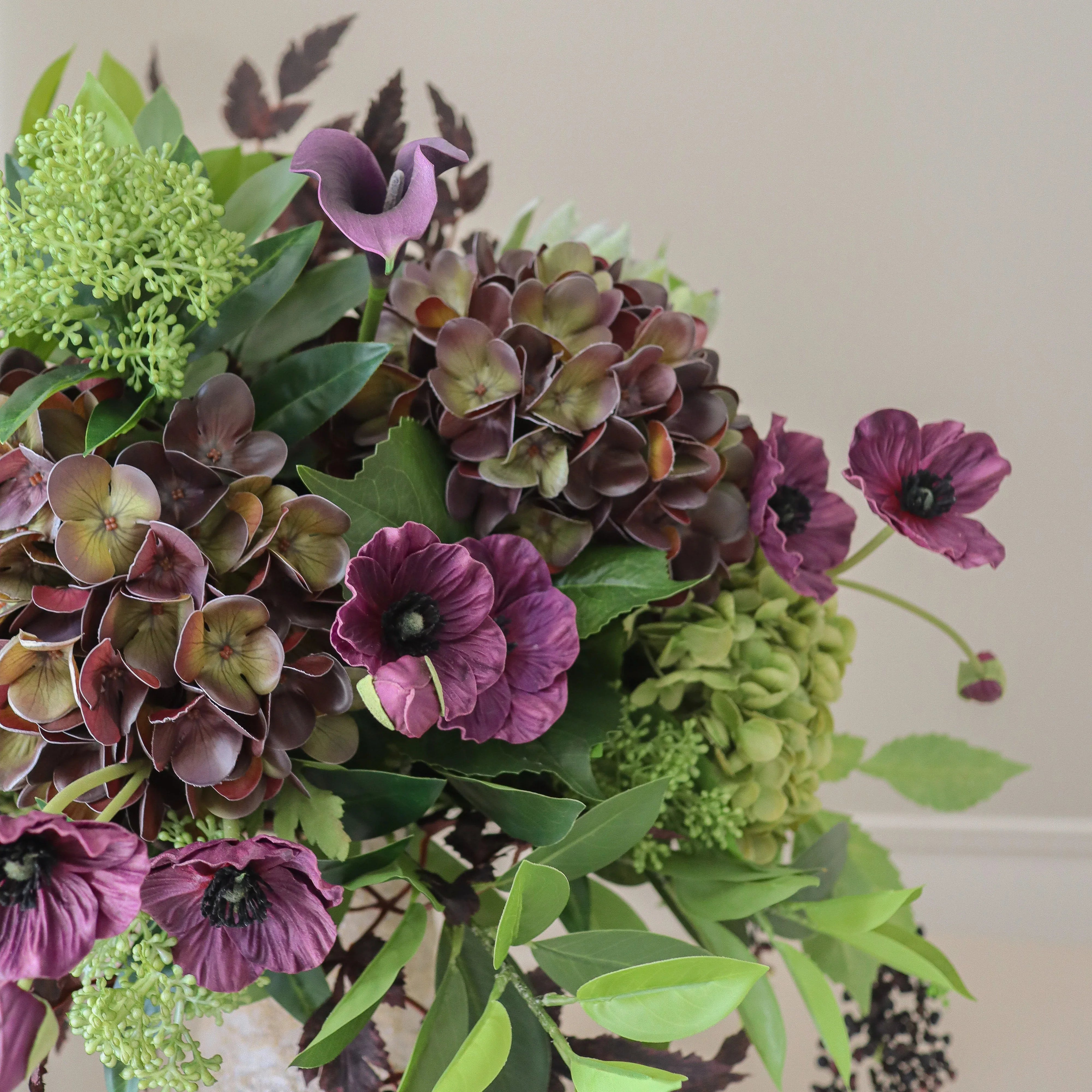 Blackberry Grove Bouquet - kunstbloemen boeket in interieur setting
