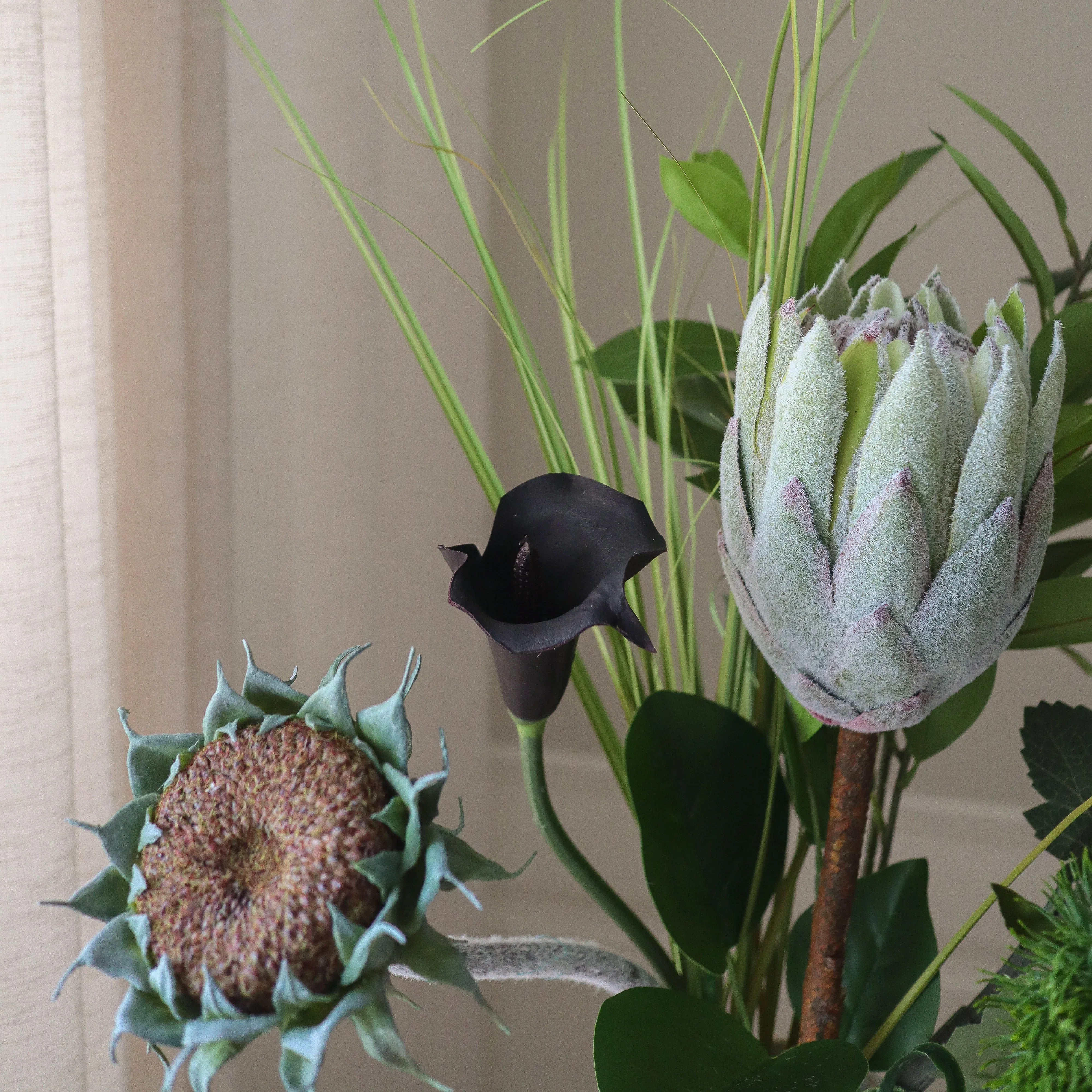 Midnight Wilderness Bouquet - kunstbloemen boeket in interieur setting
