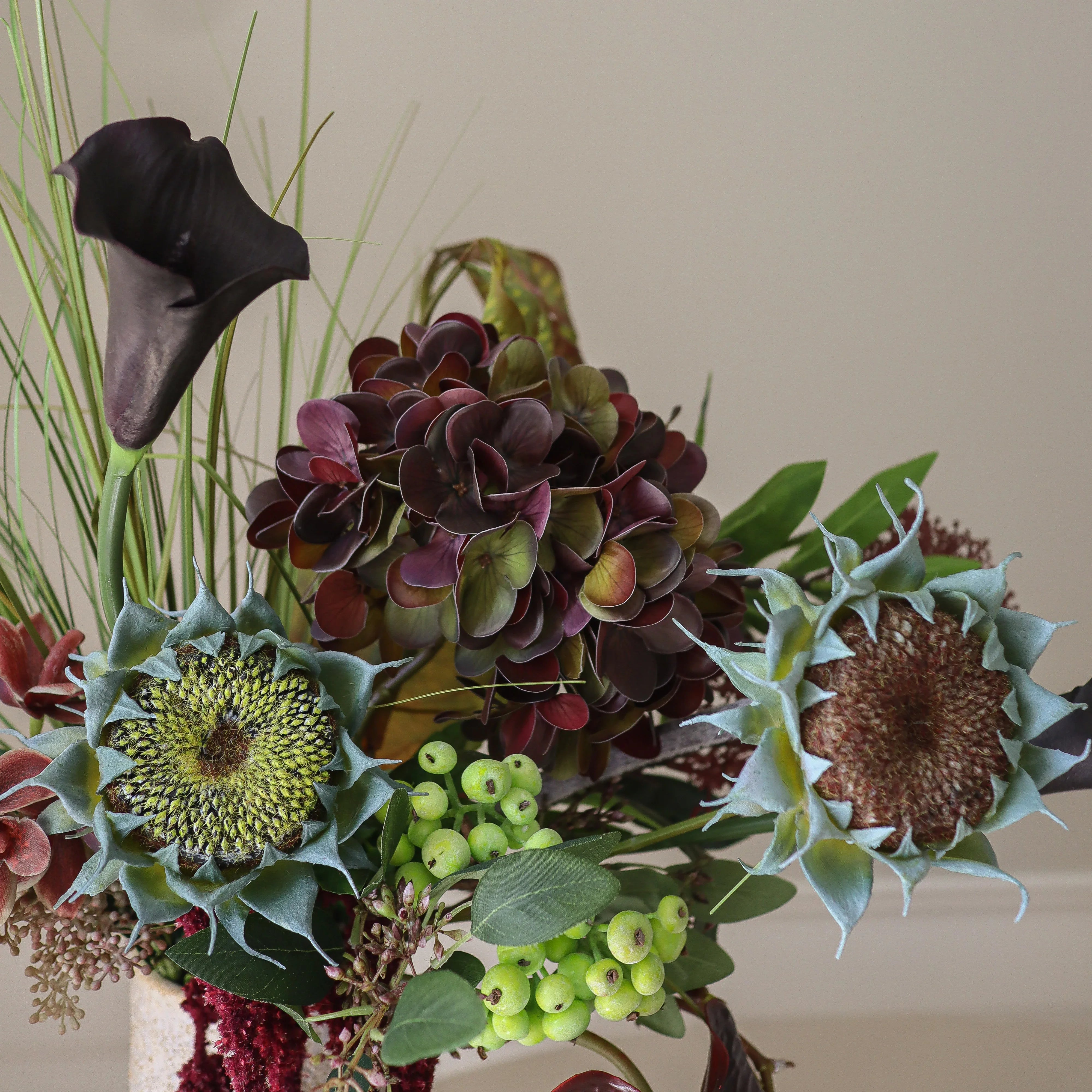 Woodland Nocturne Bouquet - kunstbloemen boeket in interieur setting