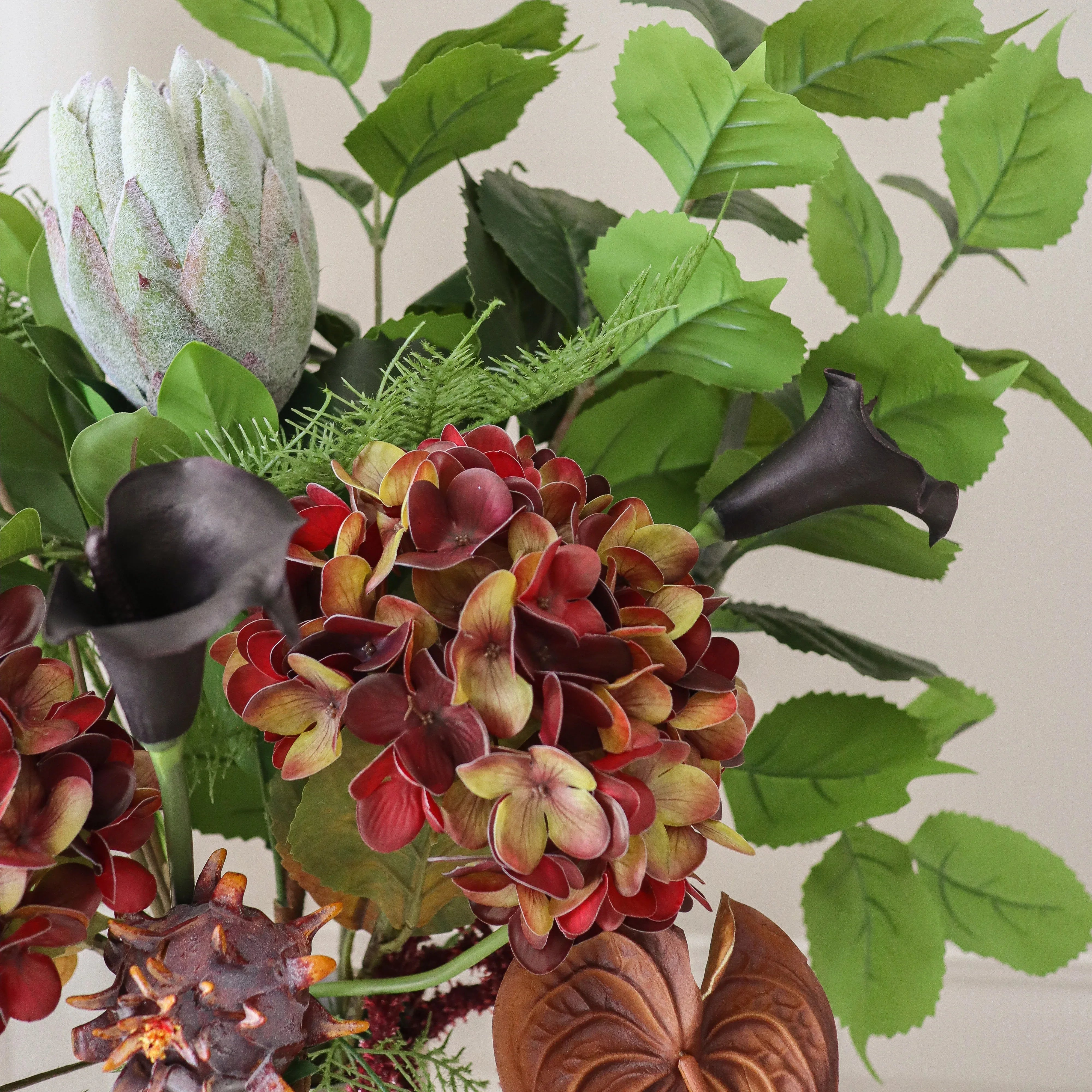 Noir Botanica Bouquet - kunstbloemen boeket in interieur setting