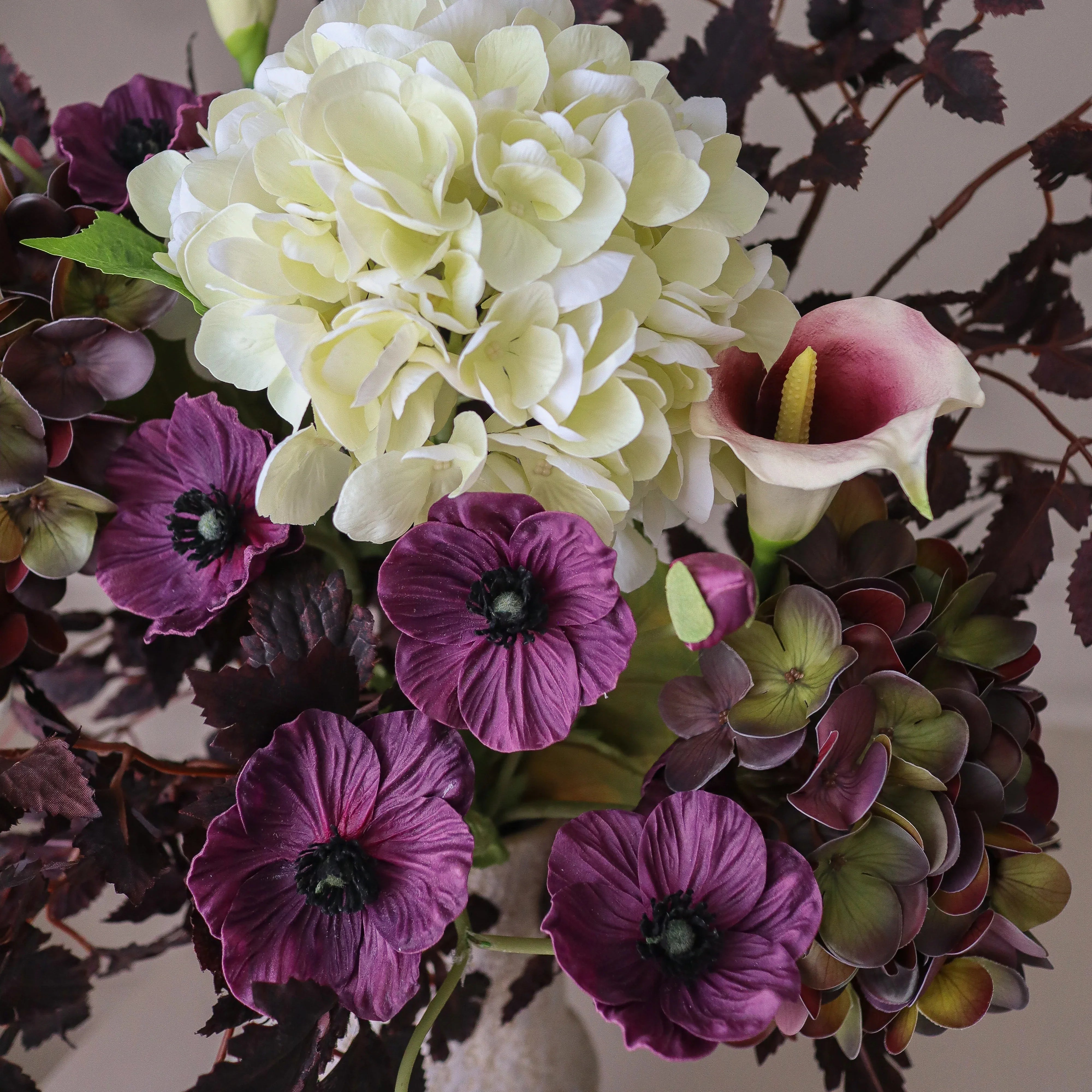 Wild Noir Bouquet - kunstbloemen boeket in interieur setting