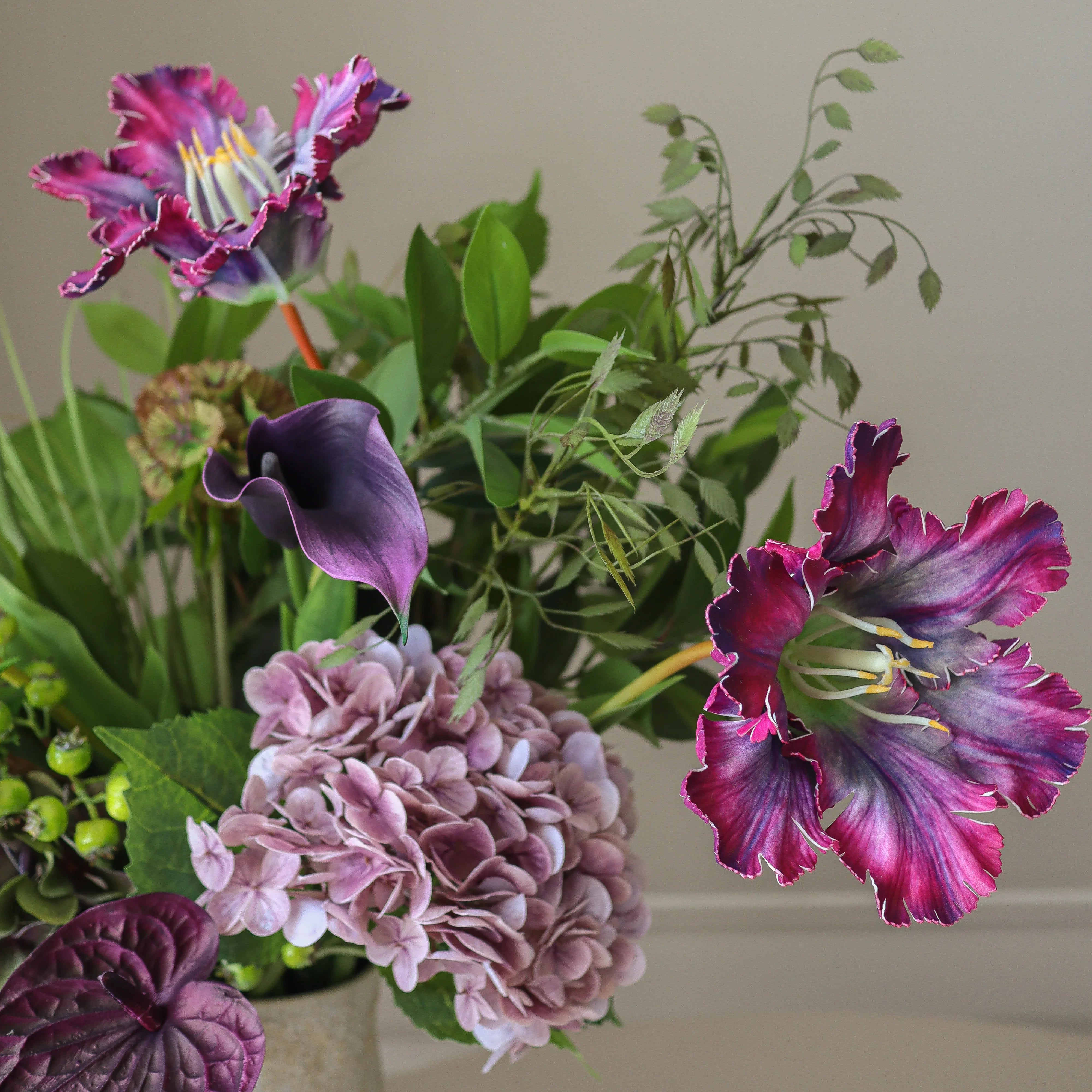 Glasshouse Bouquet - kunstbloemen boeket in interieur setting