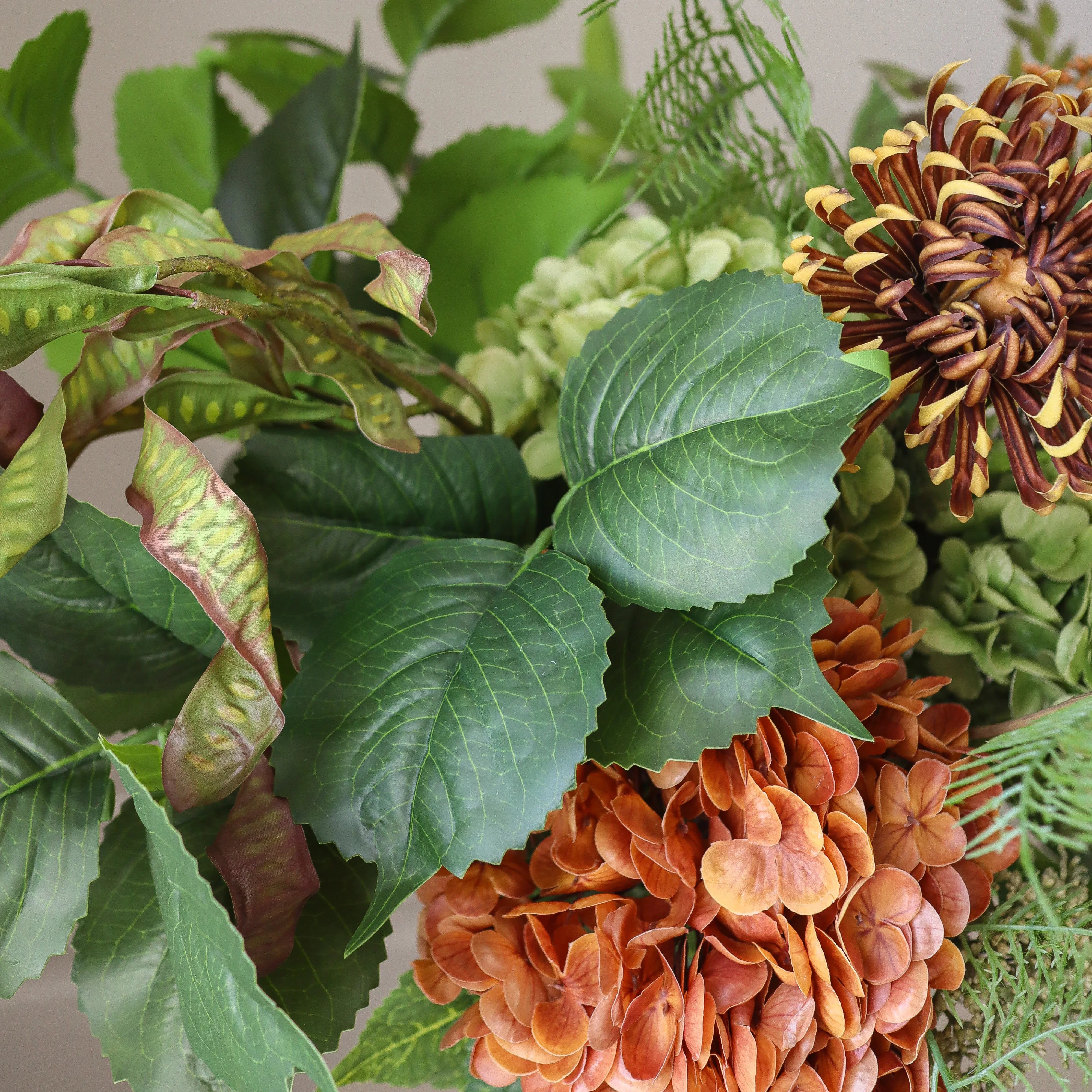 Cedar Grove Bouquet - kunstbloemen boeket in interieur setting