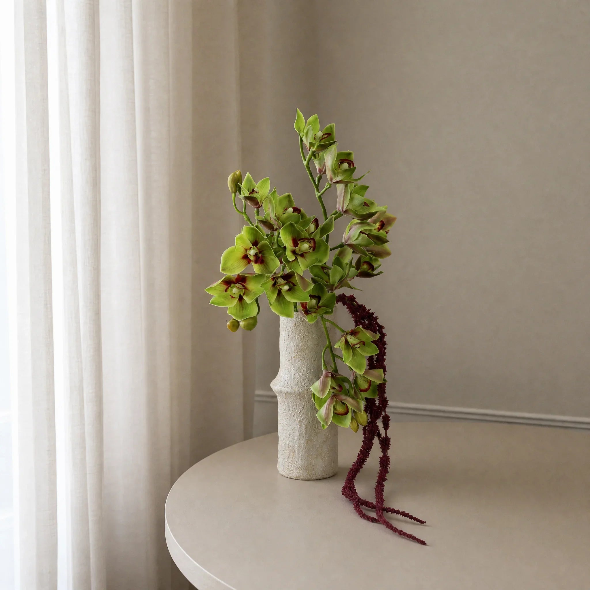 Velvet Vine - kunstbloemen boeket in interieur setting