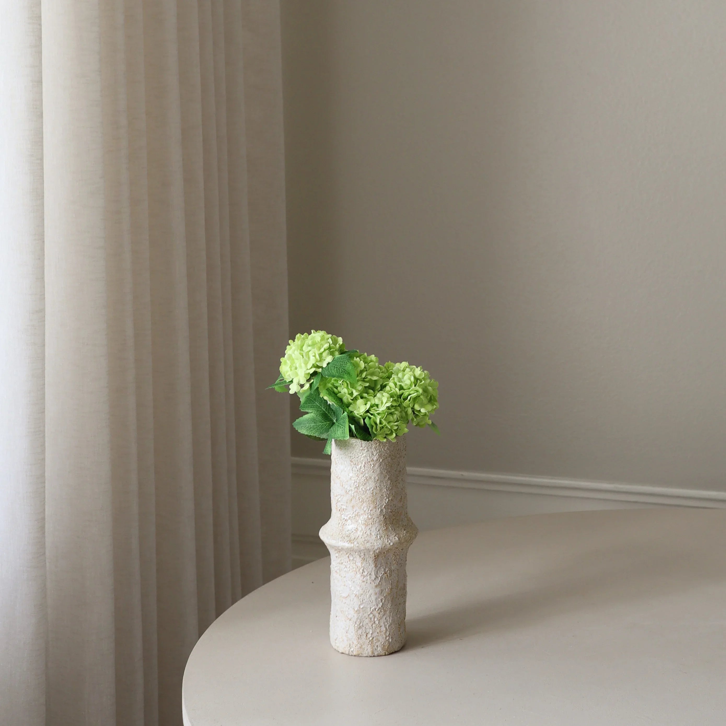 Green Mini Snowball Hydrangea Bouquet — kunstbloemen boeket van Botane, detailfoto 3