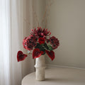 Poised Red met vaas — kunstbloemen bundel van Botane