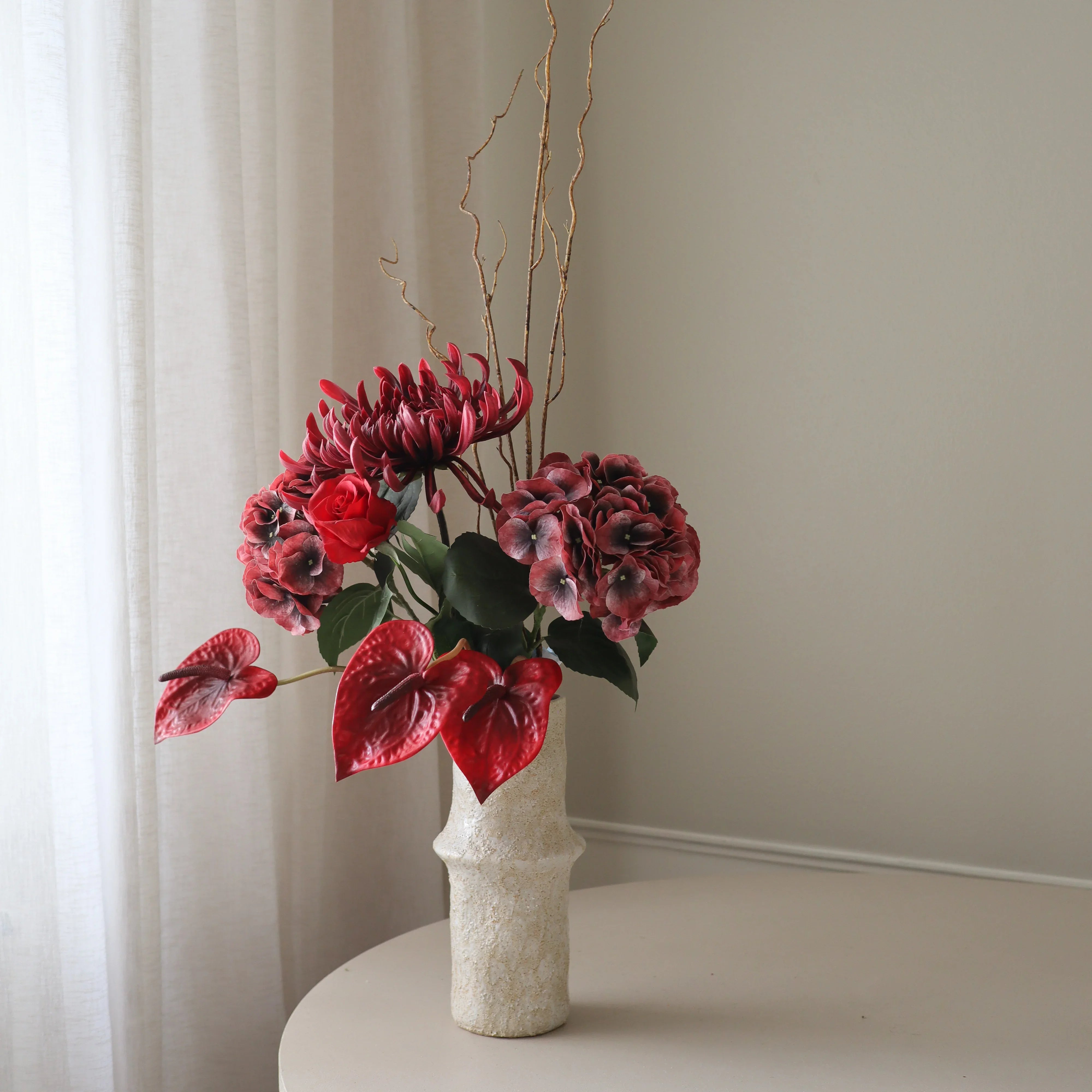 Poised Red — kunstbloemen boeket van Botane, detailfoto 3