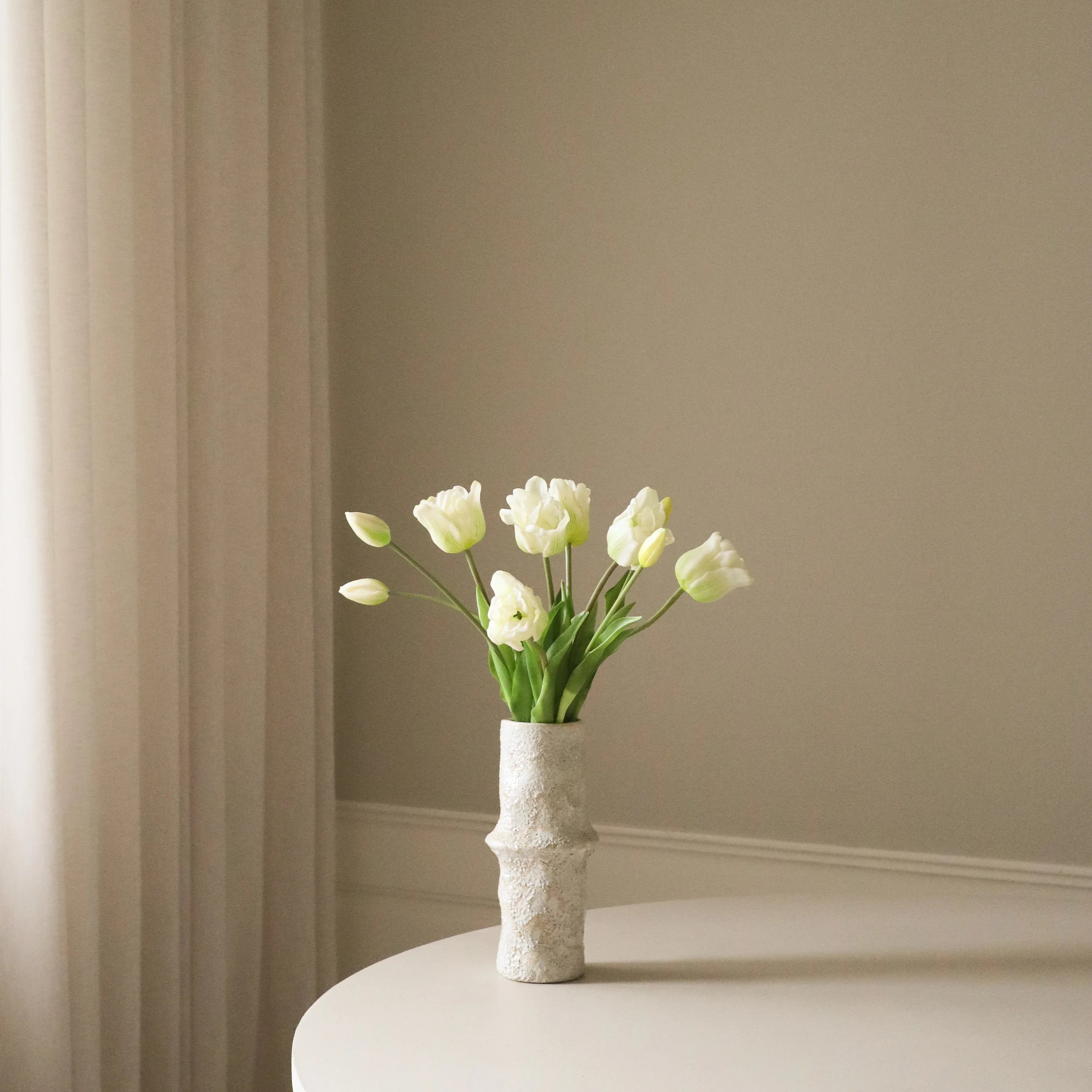 White Triumph Tulip Bouquet — kunstbloemen boeket van Botane