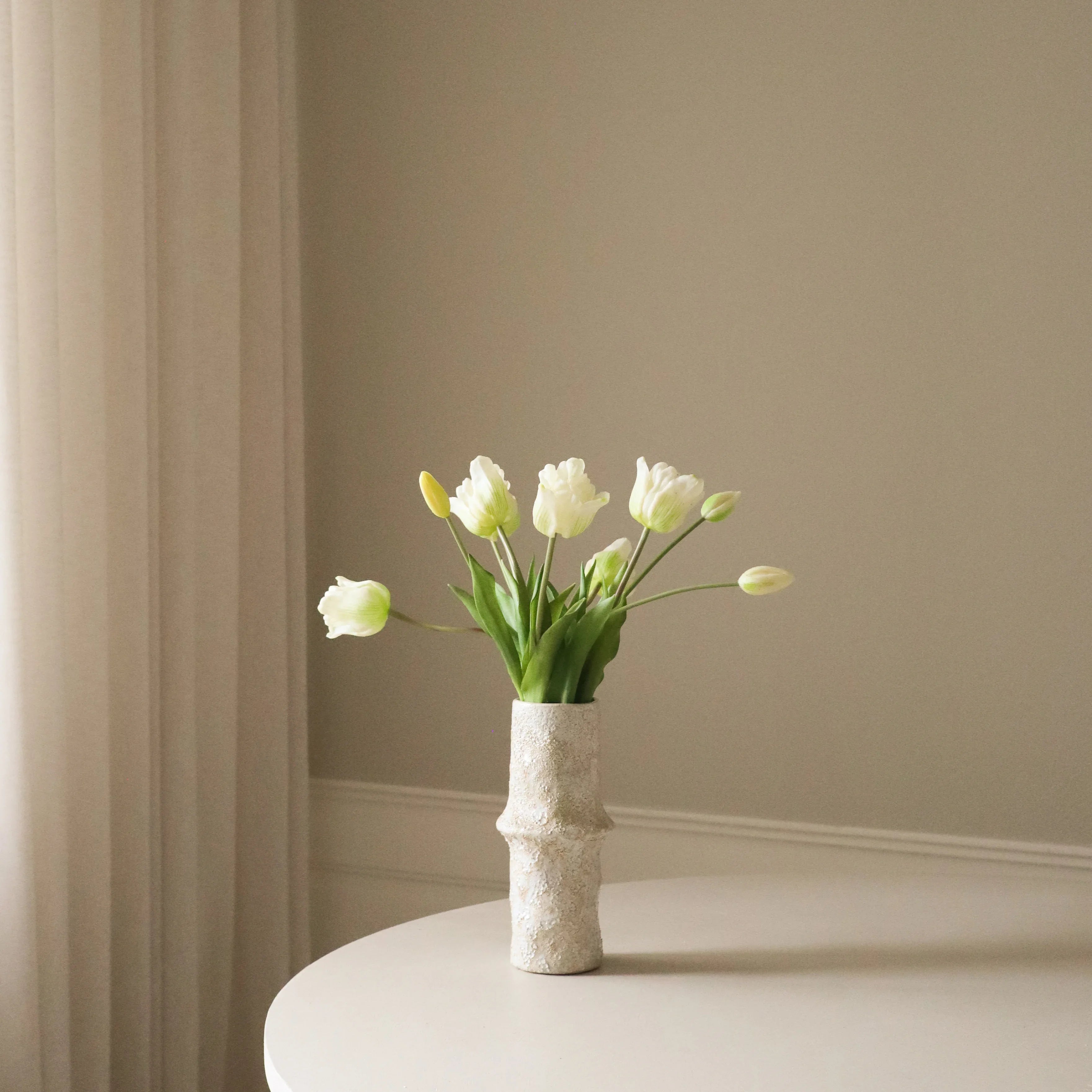 White Triumph Tulip Bouquet — kunstbloemen boeket van Botane, detailfoto 3
