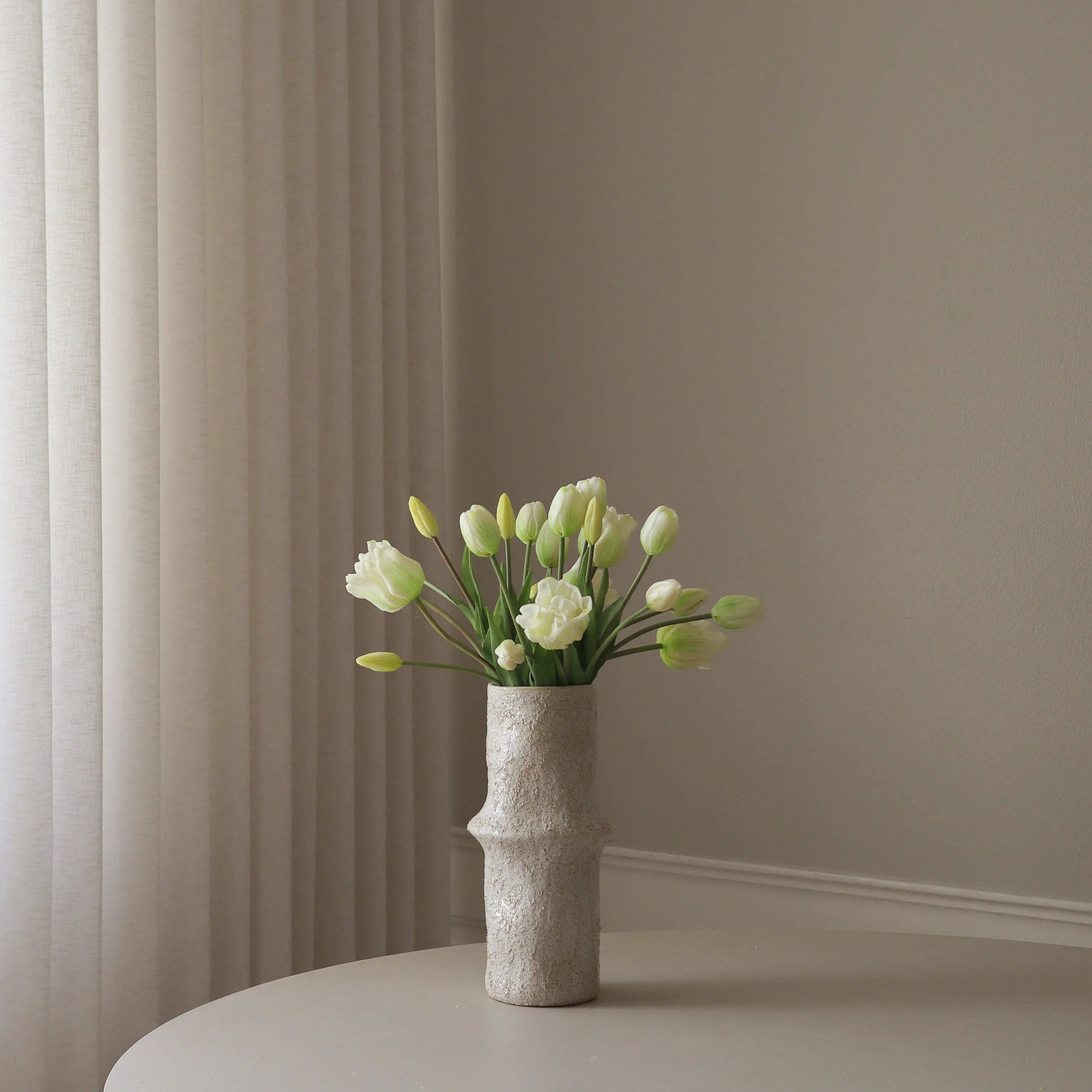 White Tulip Bouquet Mixed — kunstbloemen boeket van Botane, detailfoto 3