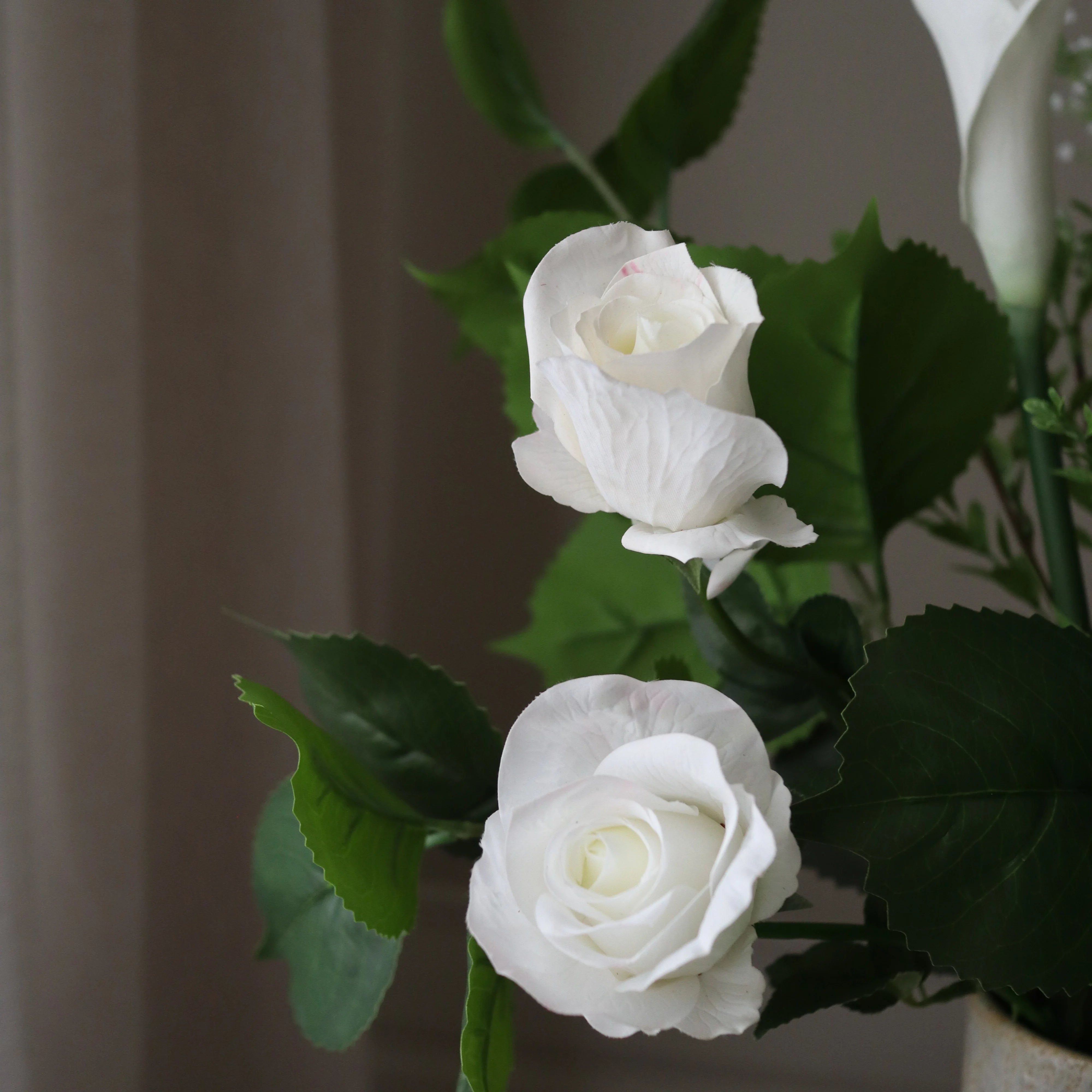 Calm Green met vaas — kunstbloemen bundel van Botane, detailfoto 3