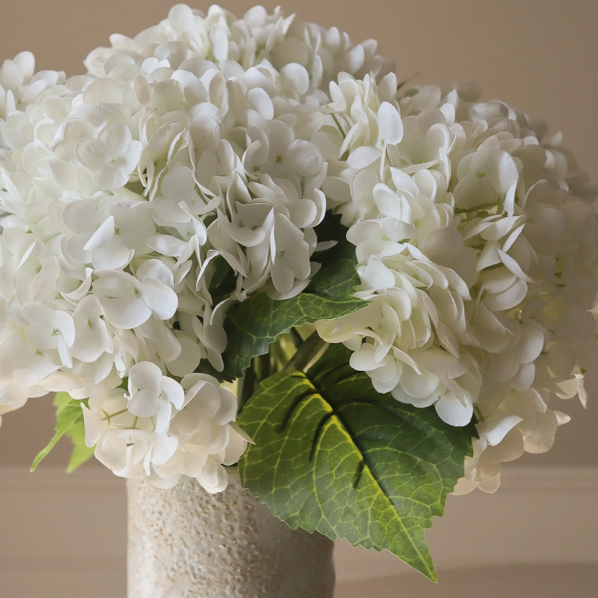 White Hydrangea Bouquet met vaas — kunstbloemen bundel van Botane, detailfoto 2