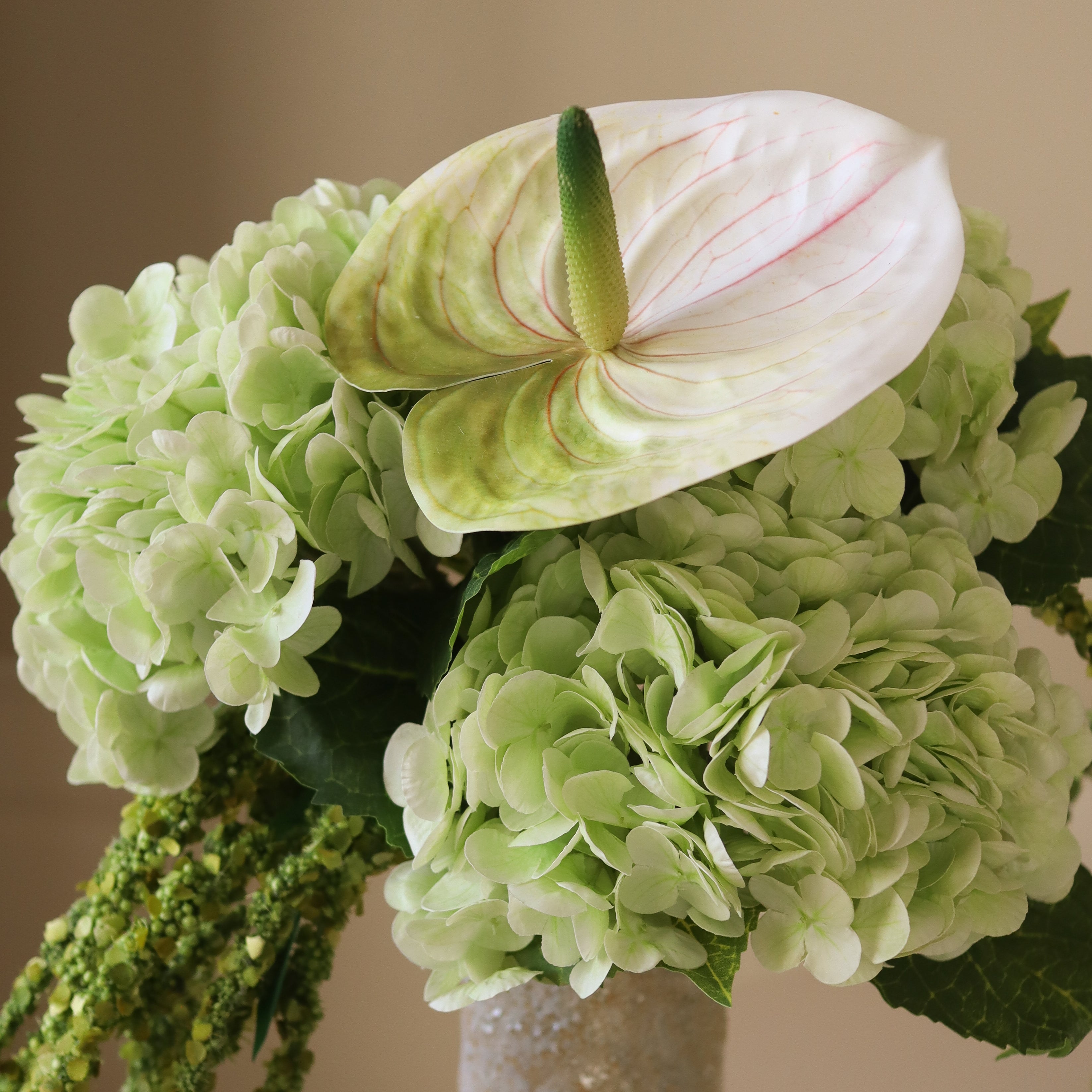 Dewdrop Symphony — kunstbloemen boeket van Botane, detailfoto 3