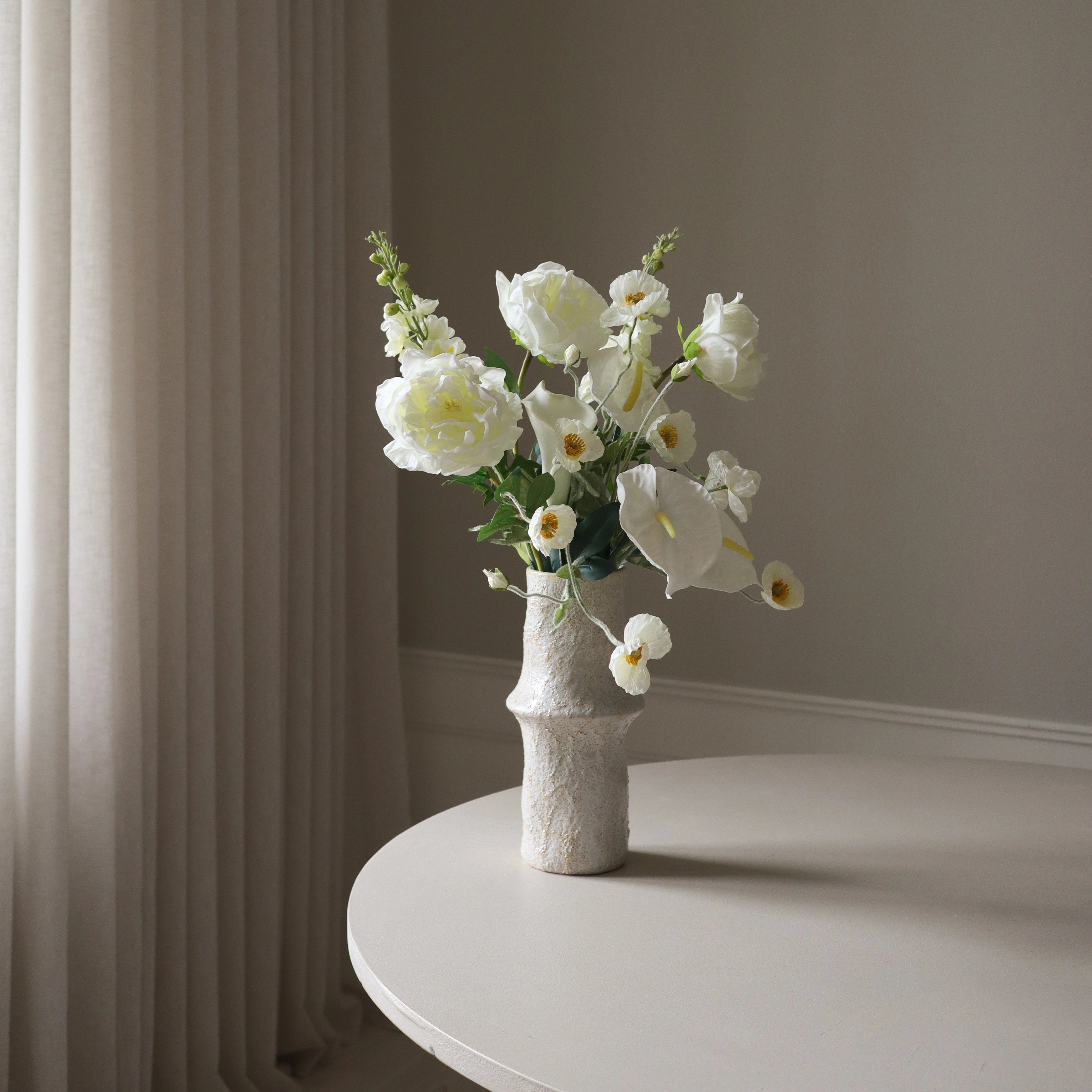 Bright White met vaas — kunstbloemen bundel van Botane, detailfoto 3