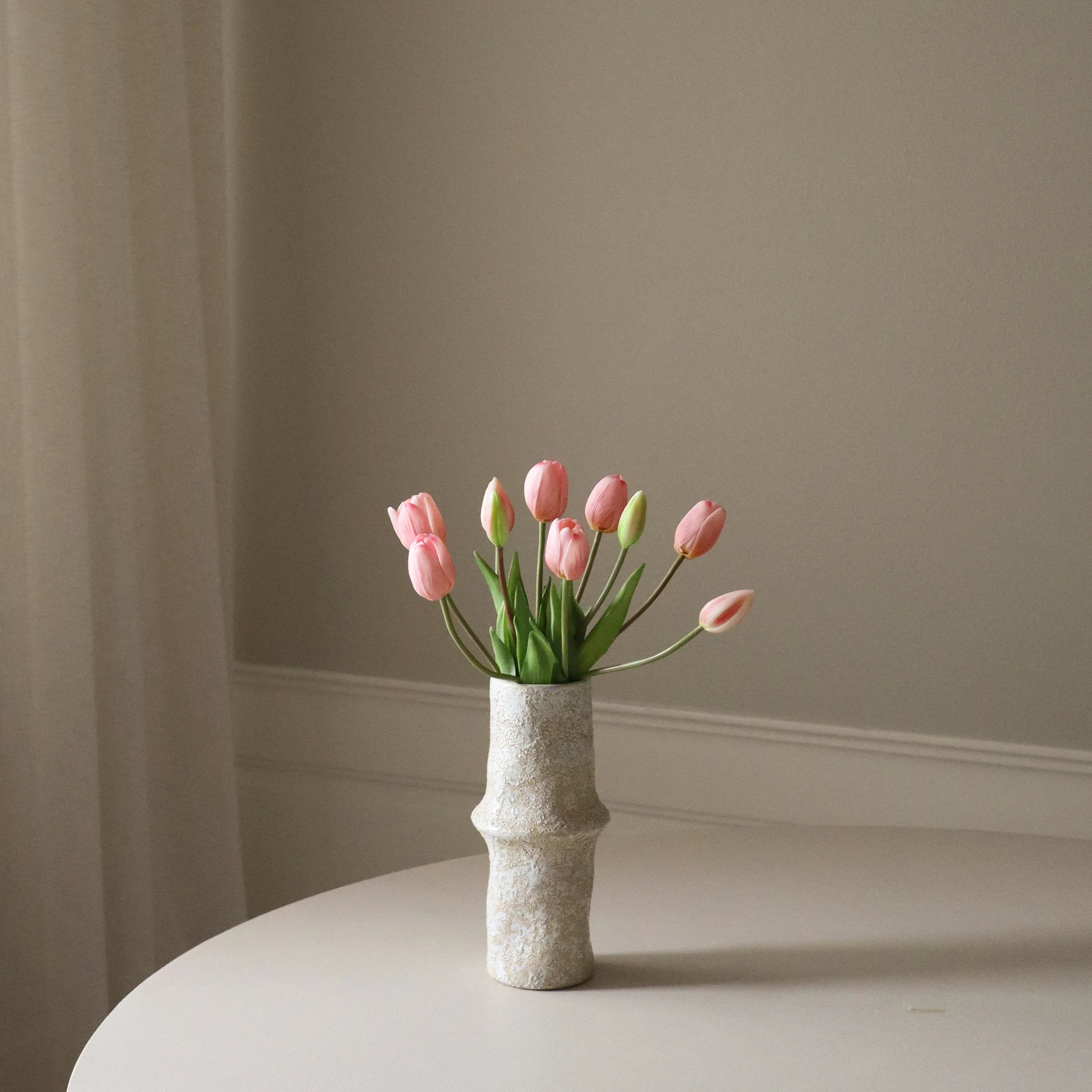 Light Pink Tulip Bouquet met vaas — kunstbloemen bundel van Botane