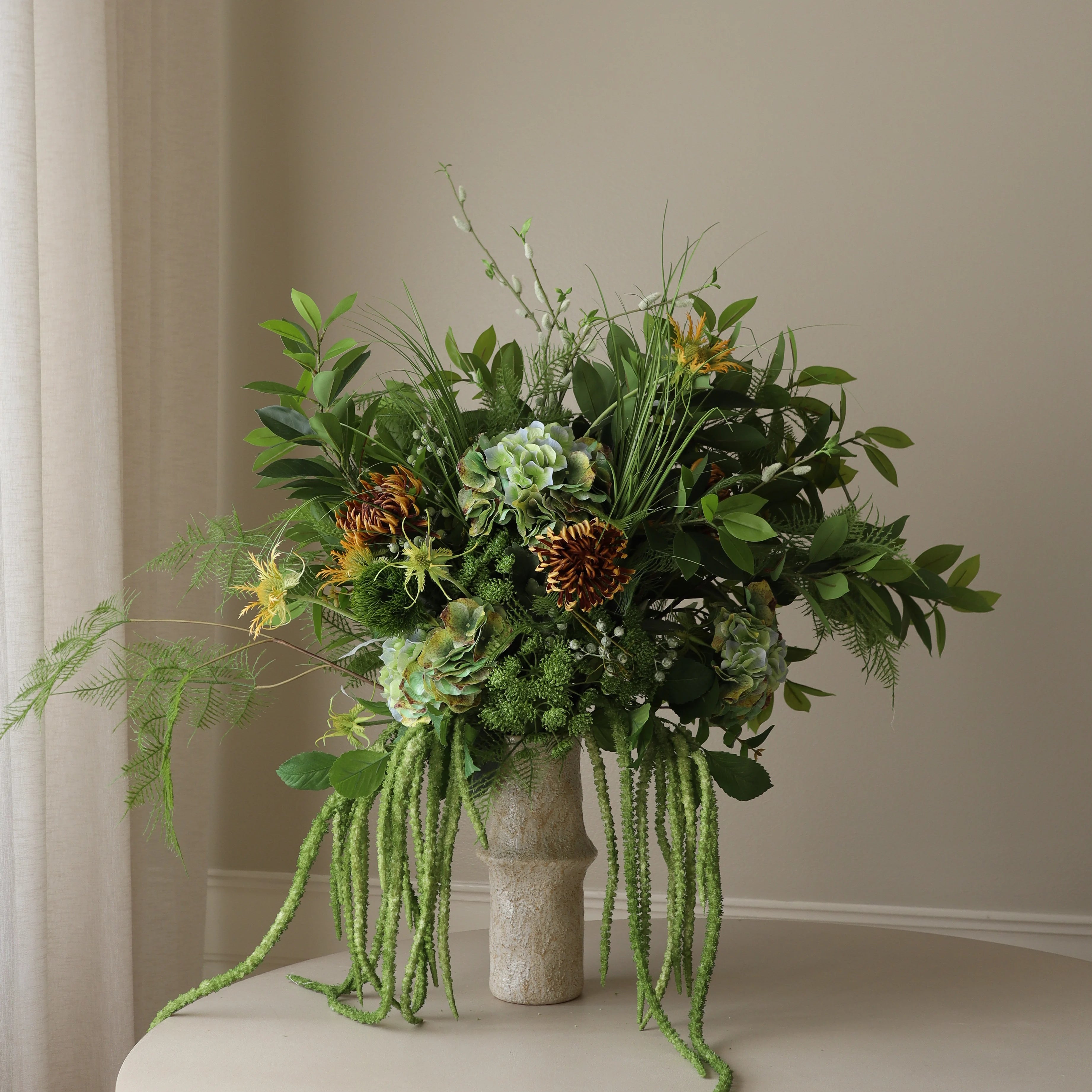 Verdant Majesty met vaas — kunstbloemen bundel van Botane