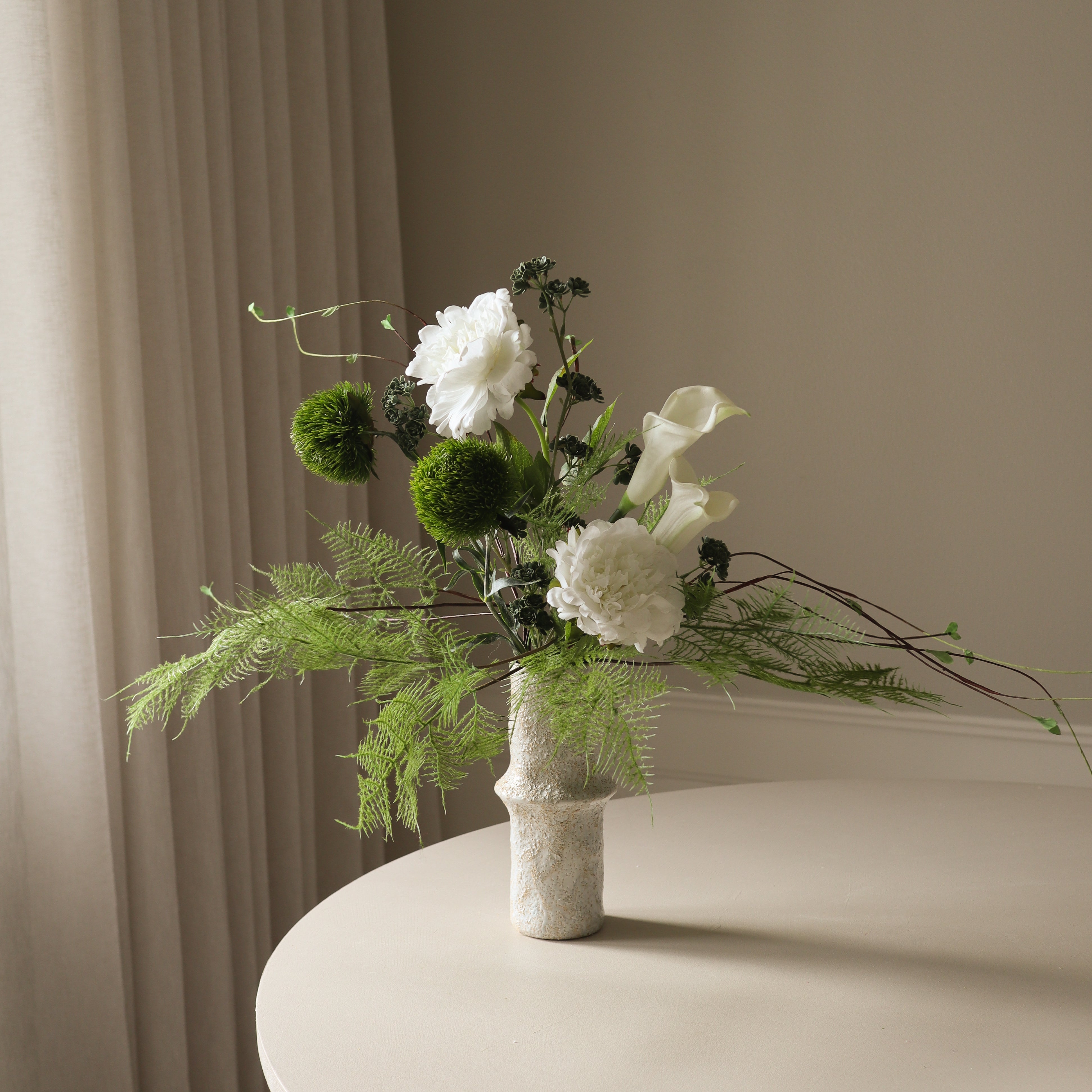 Botanical Whisper met vaas — kunstbloemen bundel van Botane